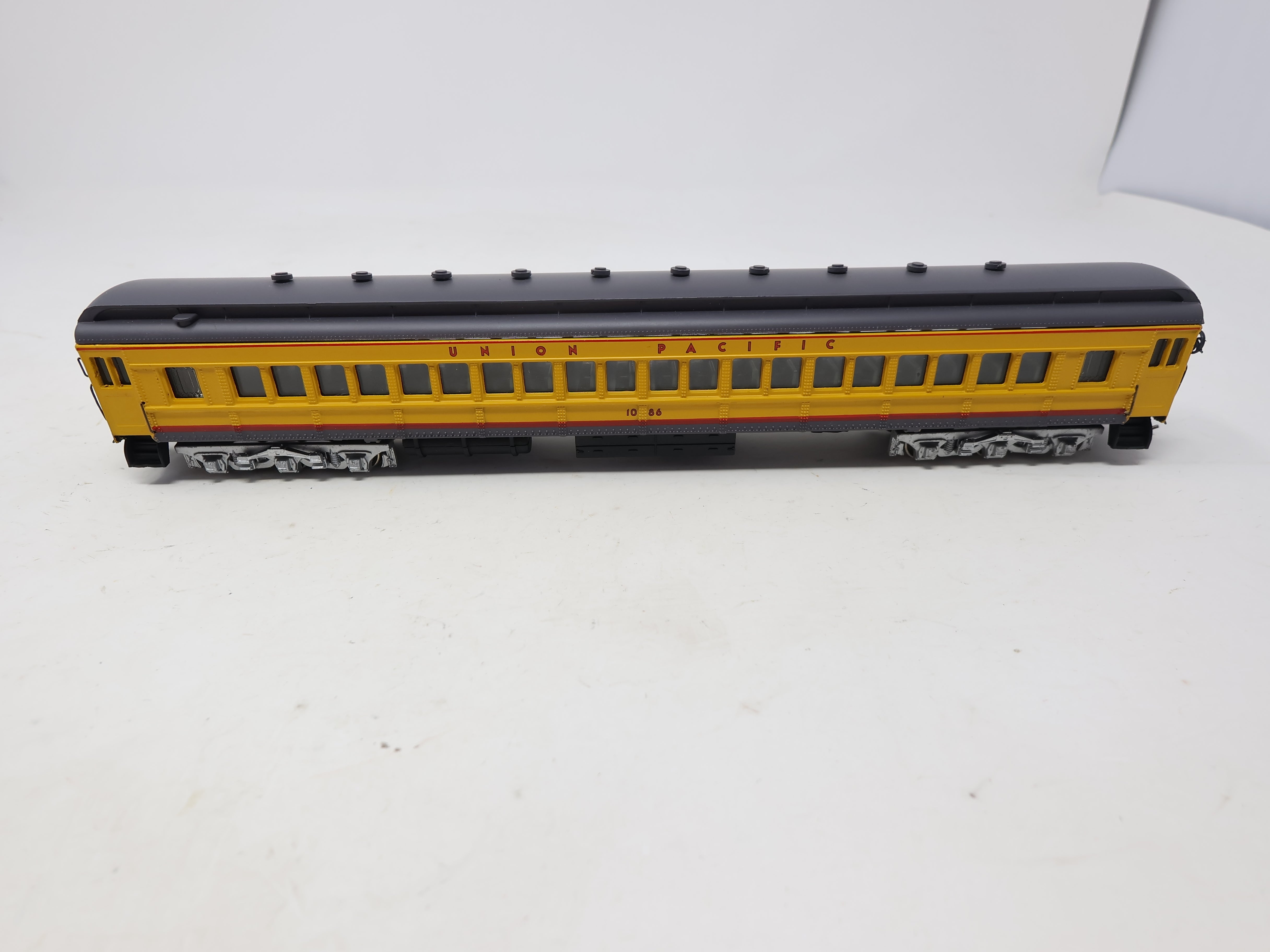 USED Bachmann HO Scale, Spectrum Passenger Car, Union Pacific #1086