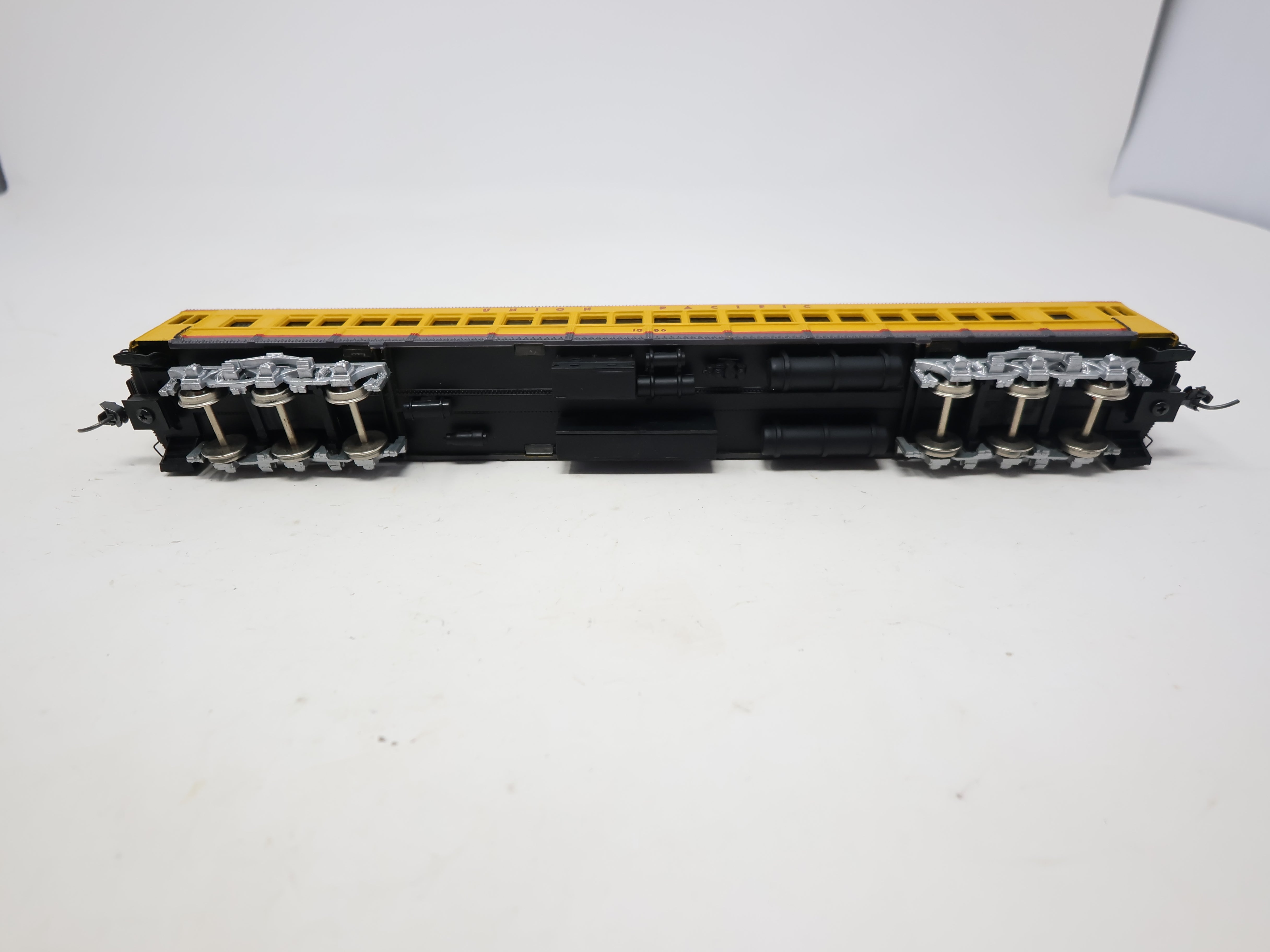 USED Bachmann HO Scale, Spectrum Passenger Car, Union Pacific #1086