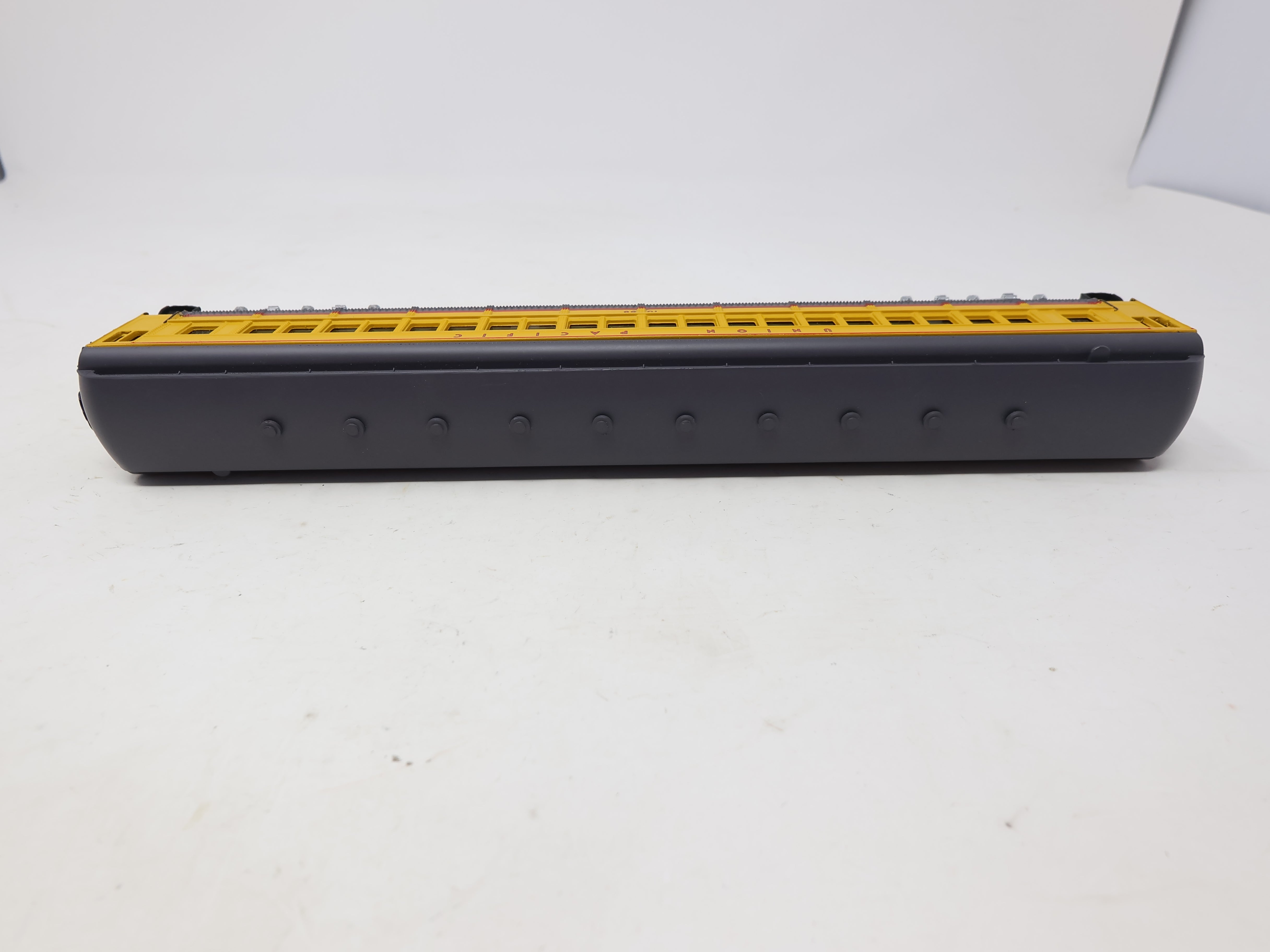 USED Bachmann HO Scale, Spectrum Passenger Car, Union Pacific #1086