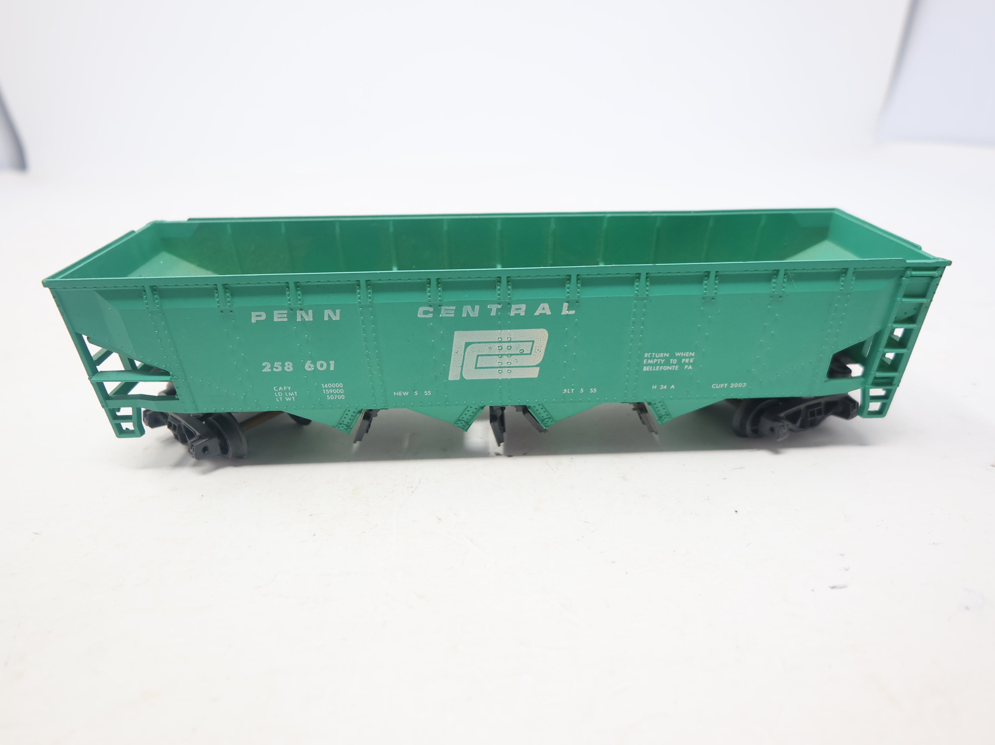 USED HO Scale 4 Bay Operating Hopper Penn Central #258601