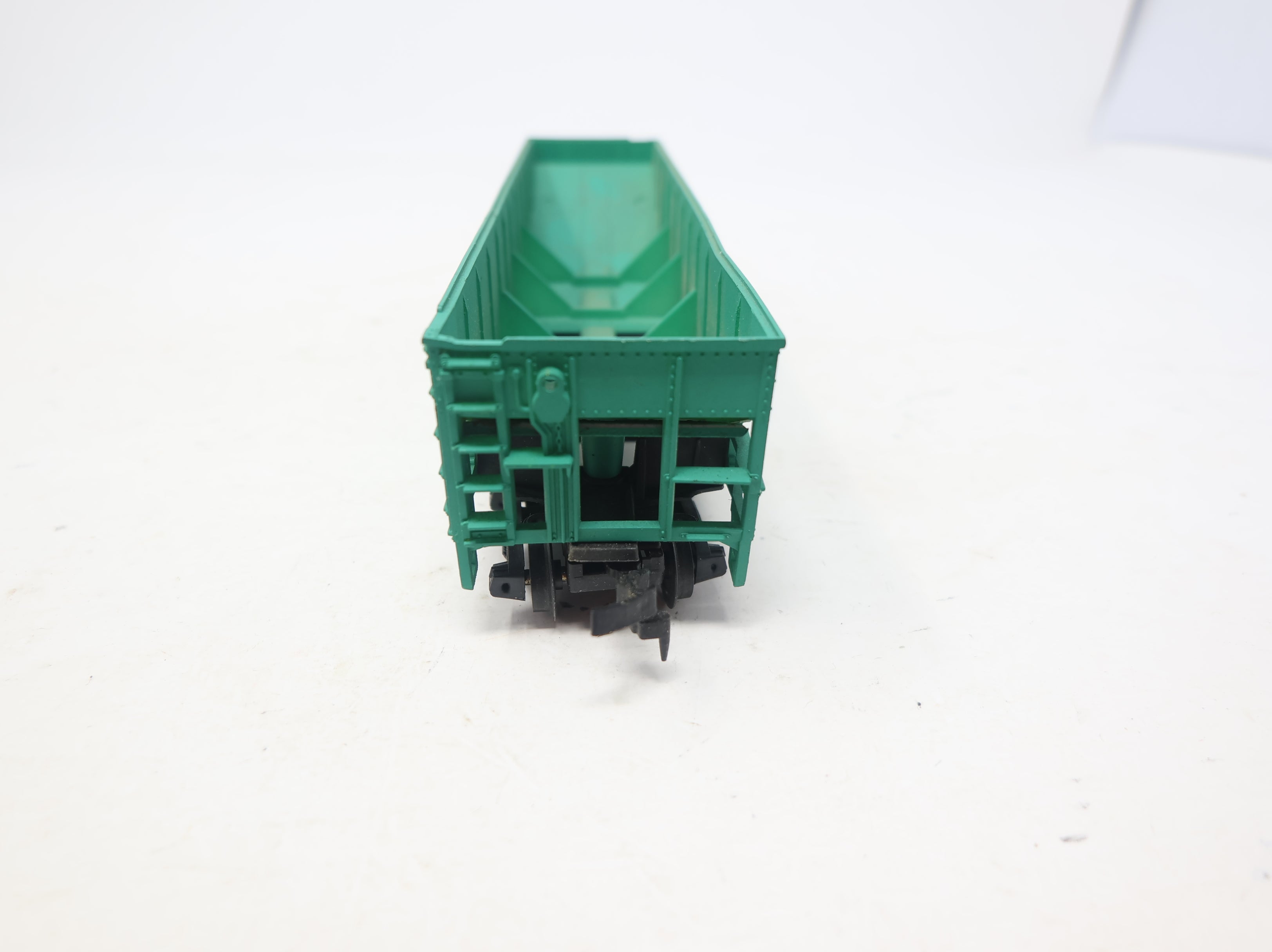 USED HO Scale 4 Bay Operating Hopper Penn Central #258601