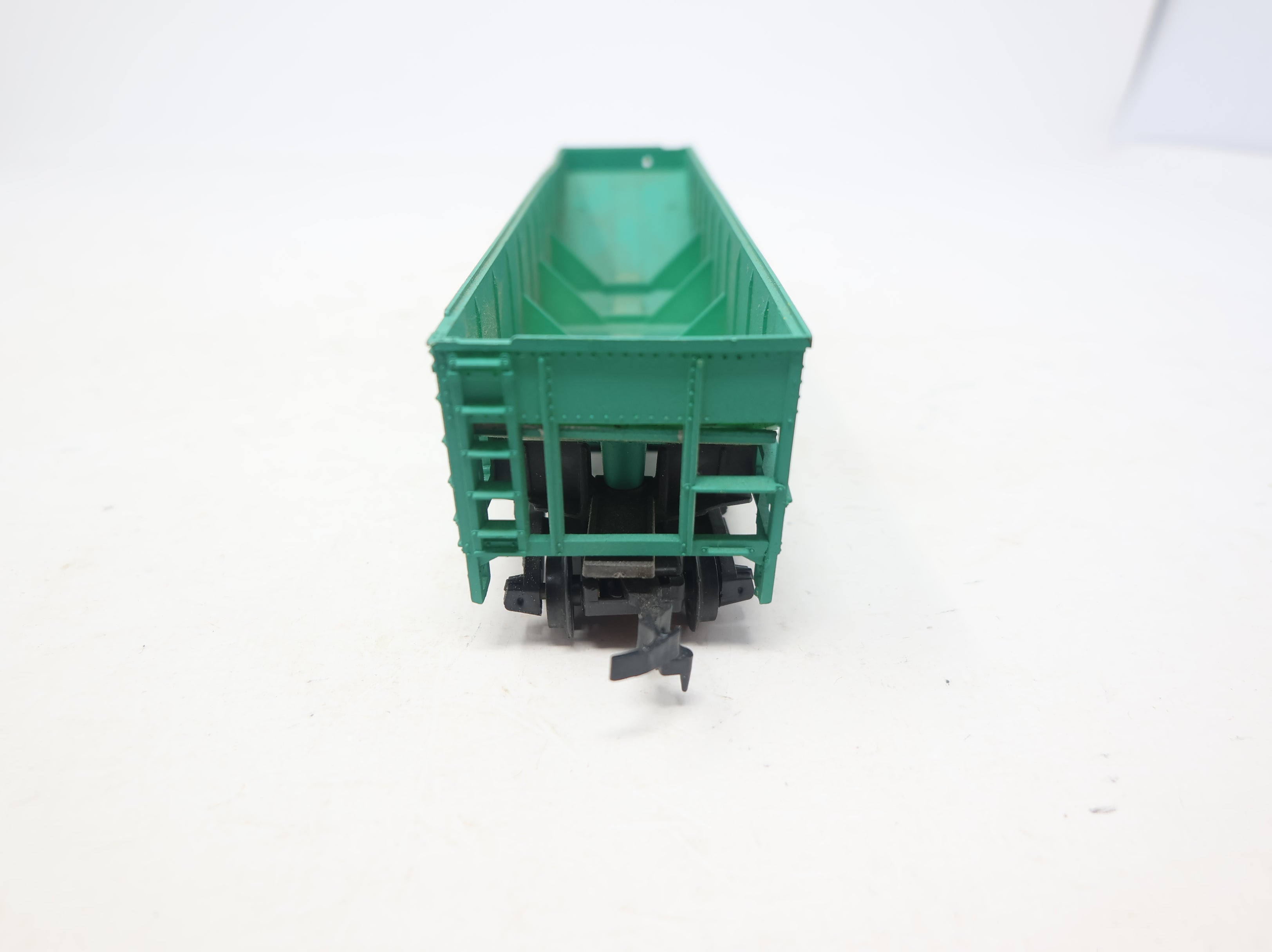 USED HO Scale 4 Bay Operating Hopper Penn Central #258601