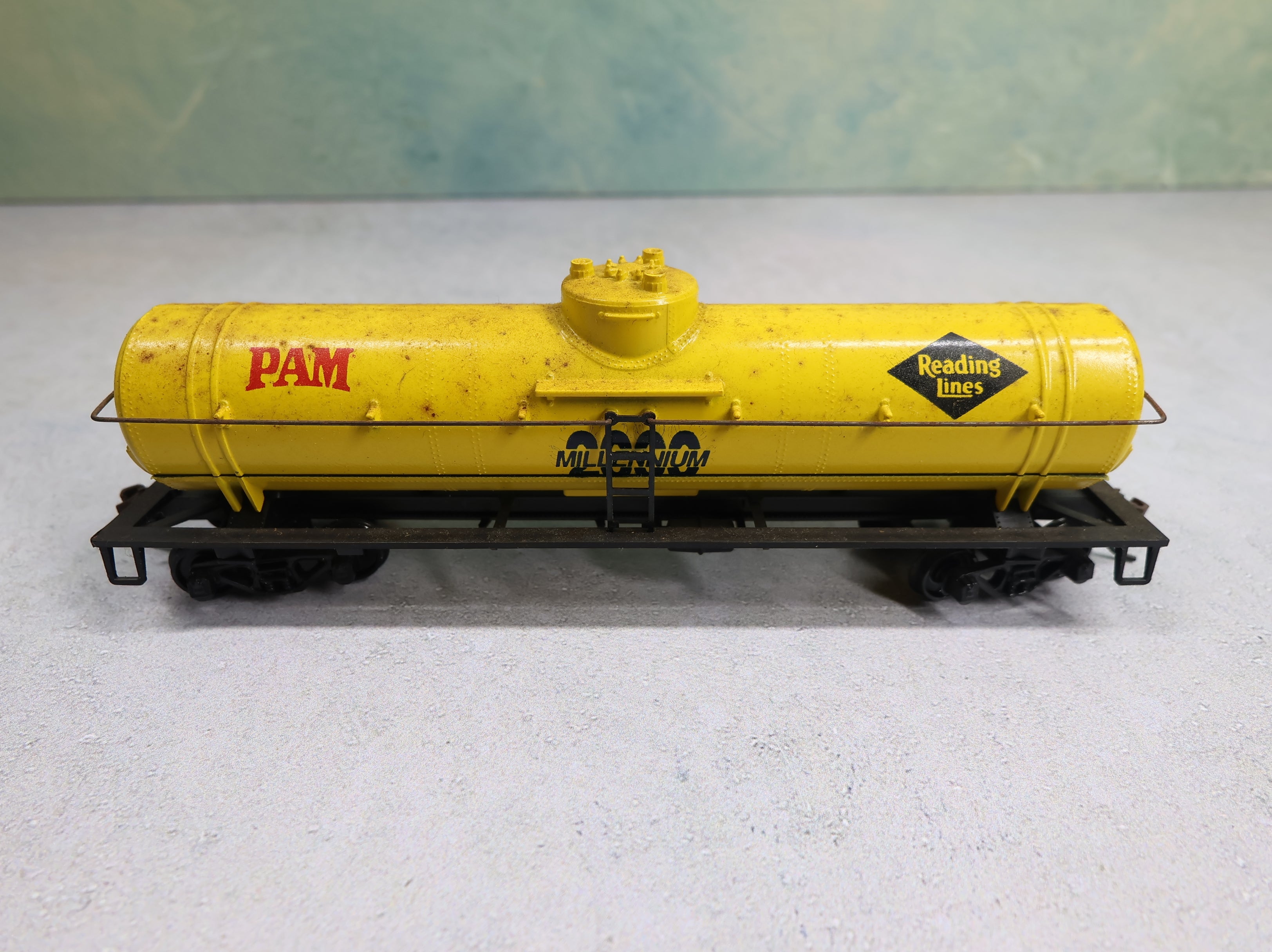 USED Athearn HO Scale Single Dome Tank Car Reading Pam 2000 Millennium