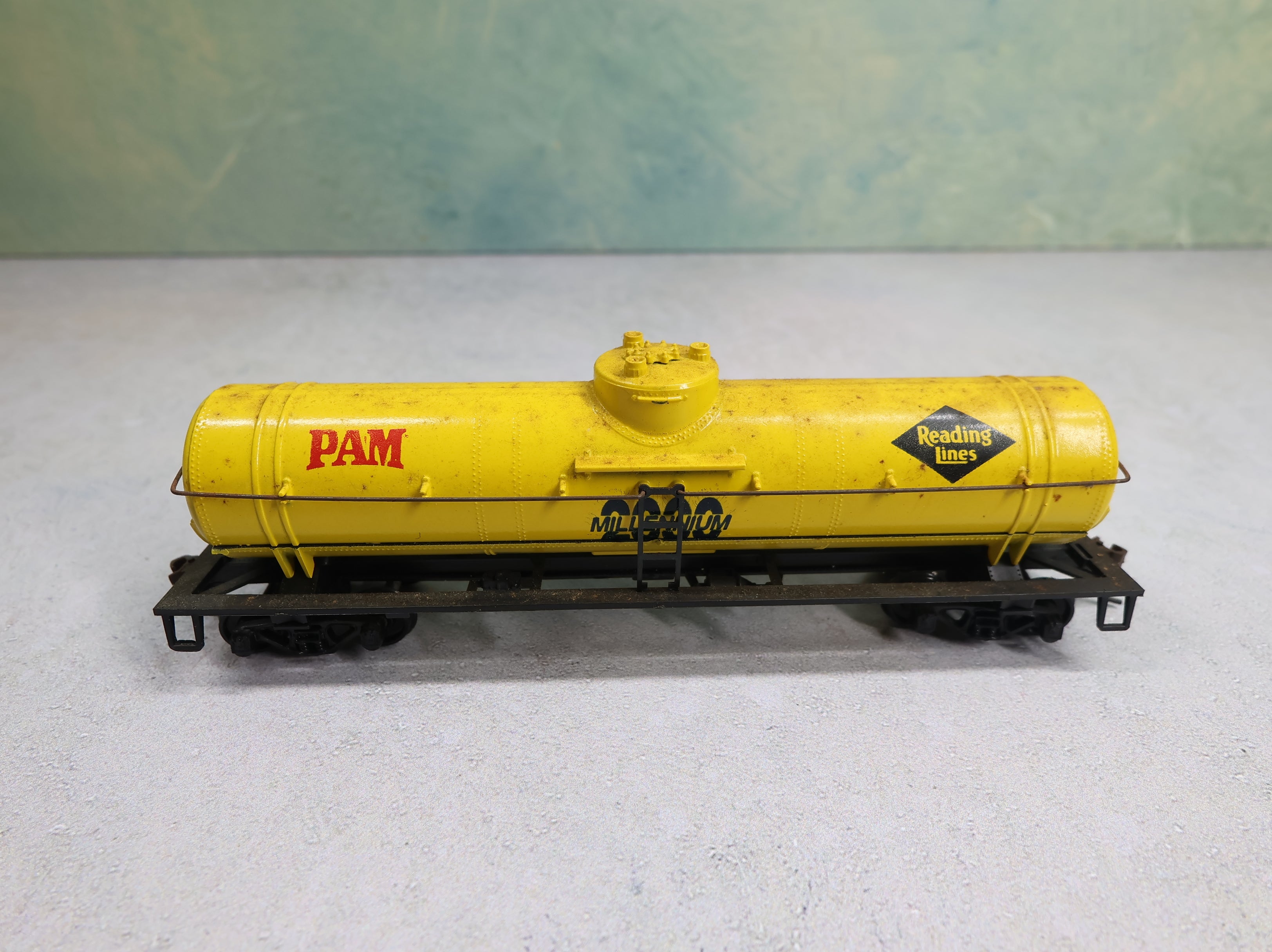 USED Athearn HO Scale Single Dome Tank Car Reading Pam 2000 Millennium