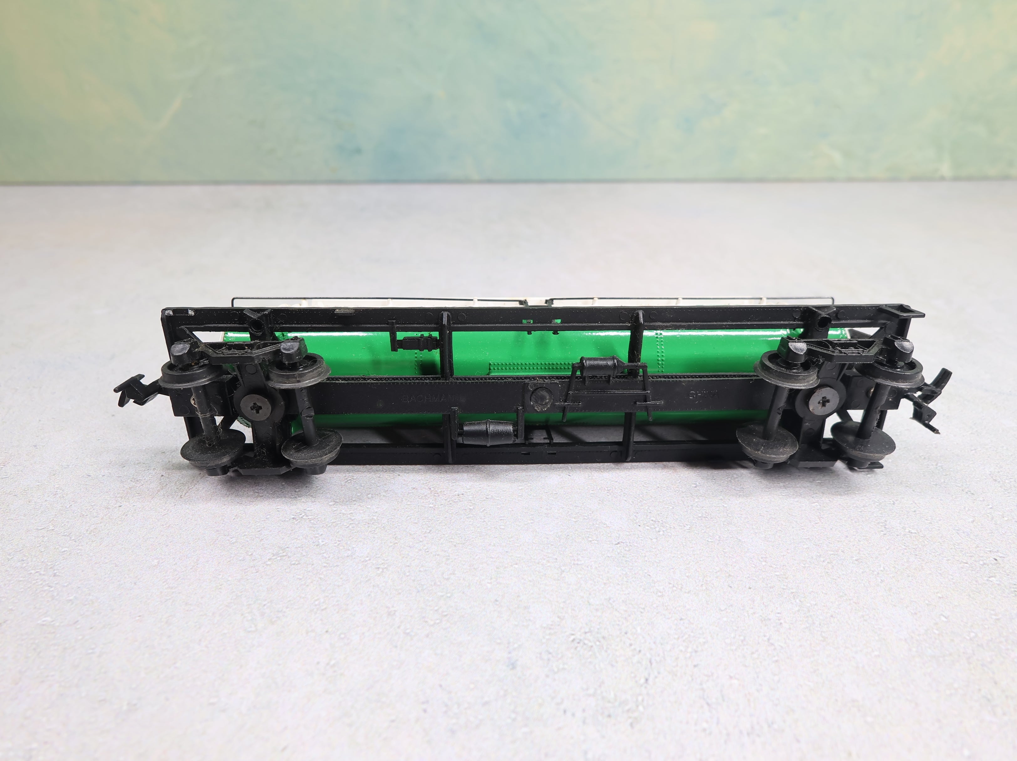 USED Bachmann HO Scale Triple Dome Tank Car Quaker State QSOX #746