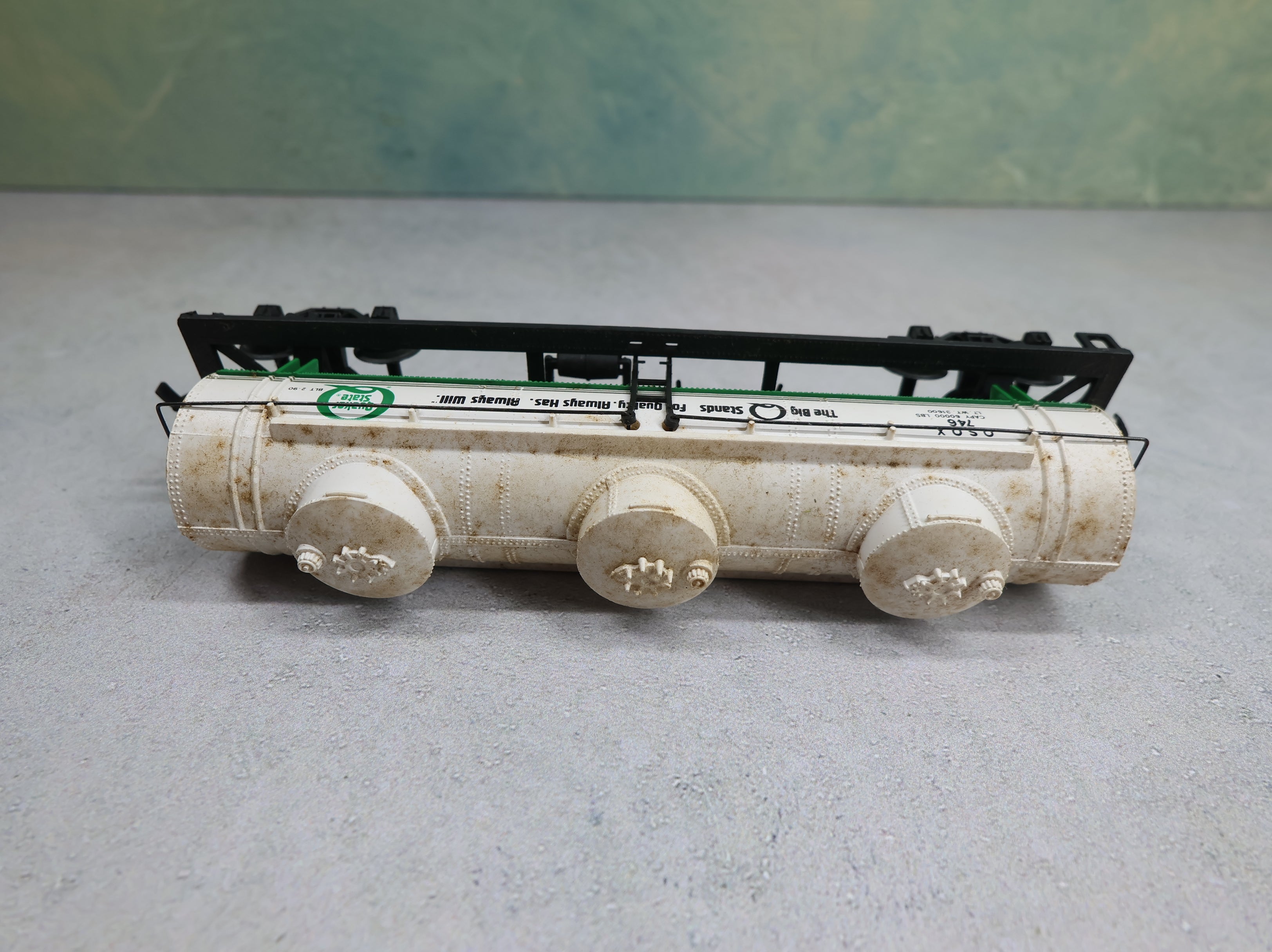 USED Bachmann HO Scale Triple Dome Tank Car Quaker State QSOX #746