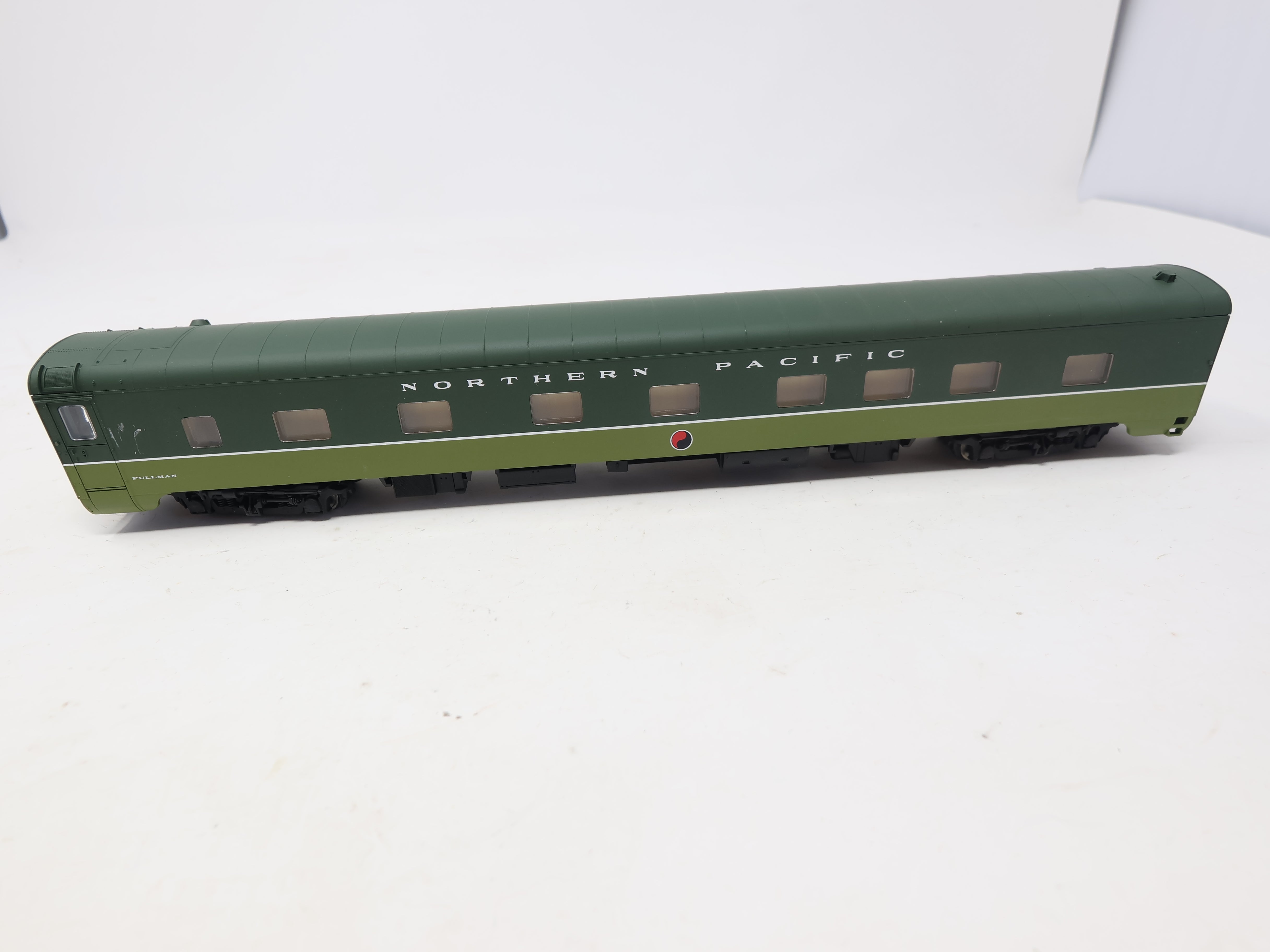 USED Walthers HO Scale, Pullman 85' Passenger Car, Northern Pacific