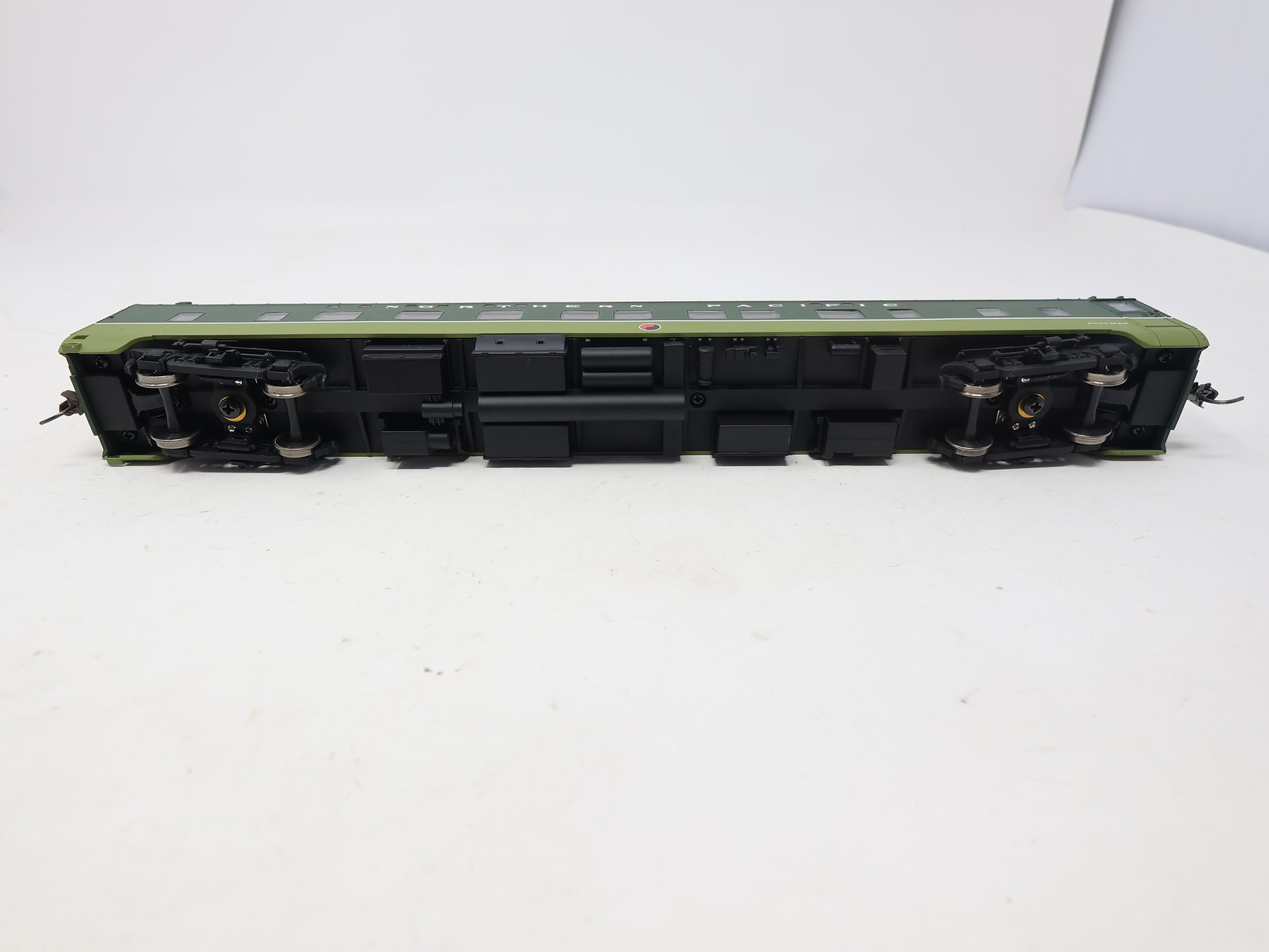 USED Walthers HO Scale, Pullman 85' Passenger Car, Northern Pacific