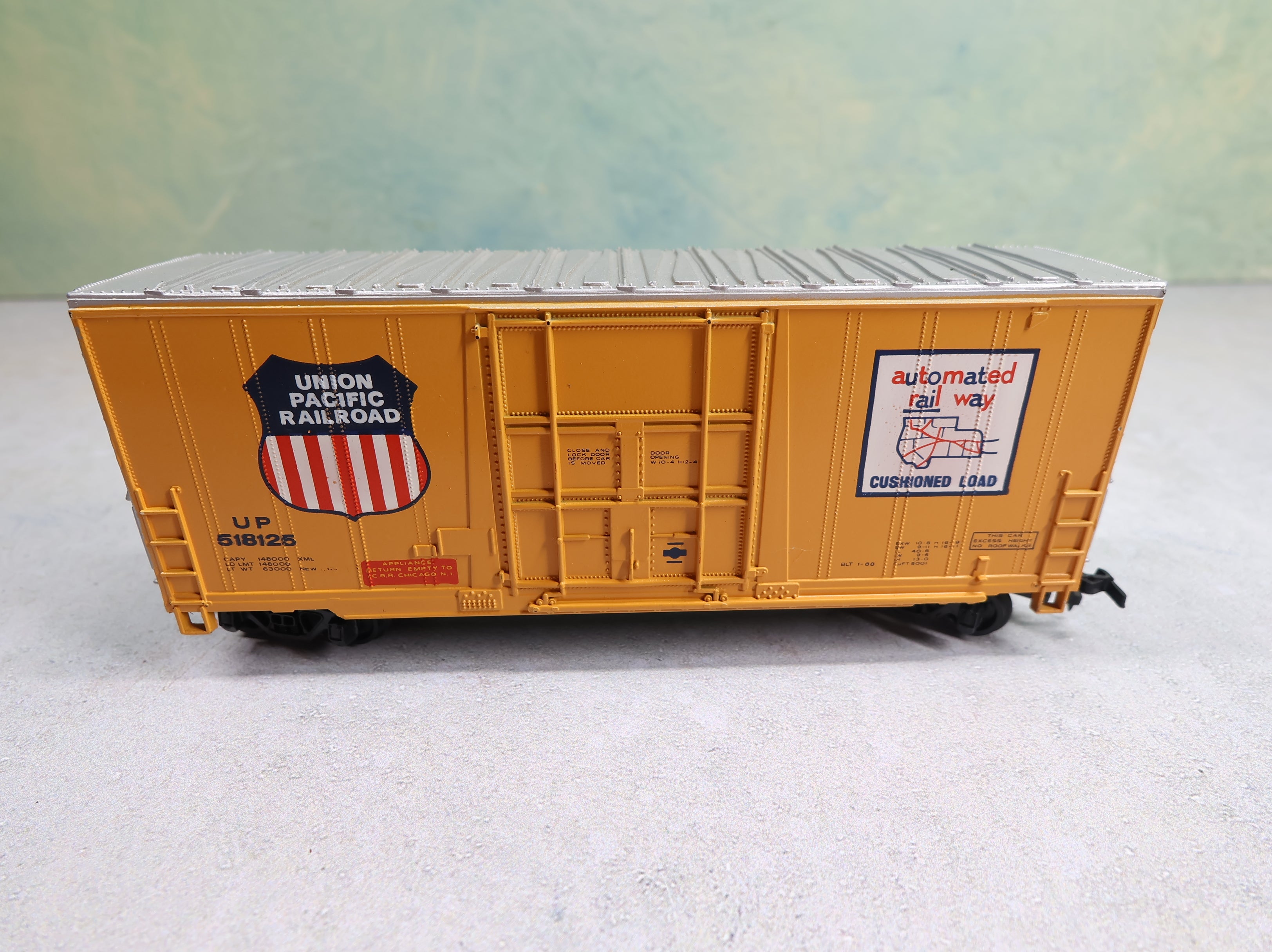 USED Bachmann HO Scale 40' Hi-Cube Box Car Union Pacific UP #518125