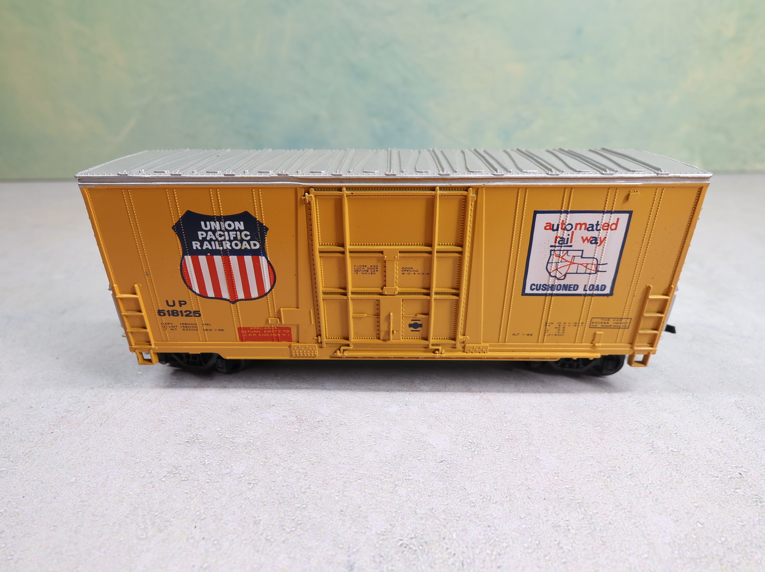 USED Bachmann HO Scale 40' Hi-Cube Box Car Union Pacific UP #518125