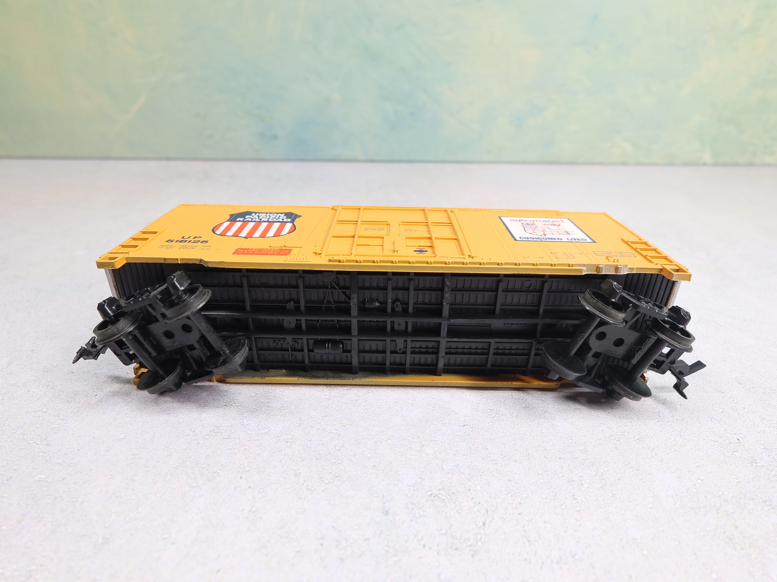 USED Bachmann HO Scale 40' Hi-Cube Box Car Union Pacific UP #518125