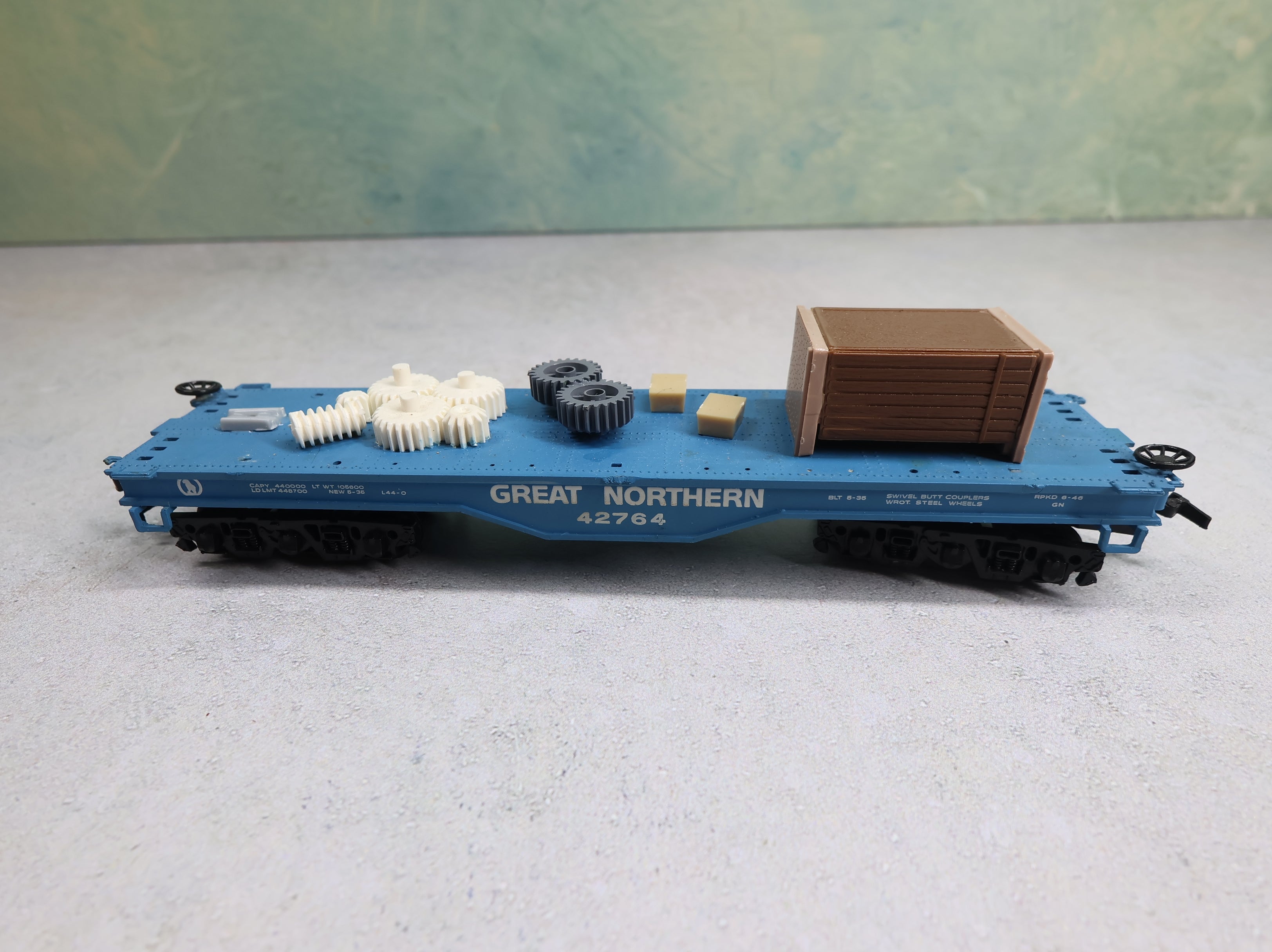 USED Bachmann HO Scale 50' Flat Car Great Northern #42764 w/ Custom Load