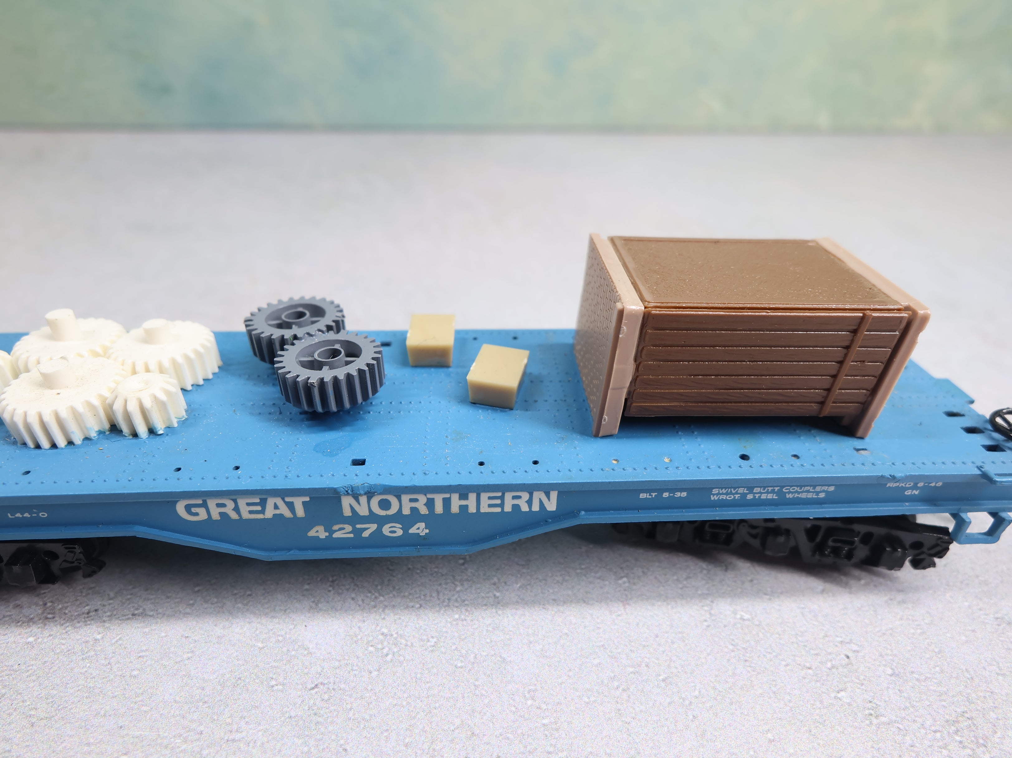 USED Bachmann HO Scale 50' Flat Car Great Northern #42764 w/ Custom Load