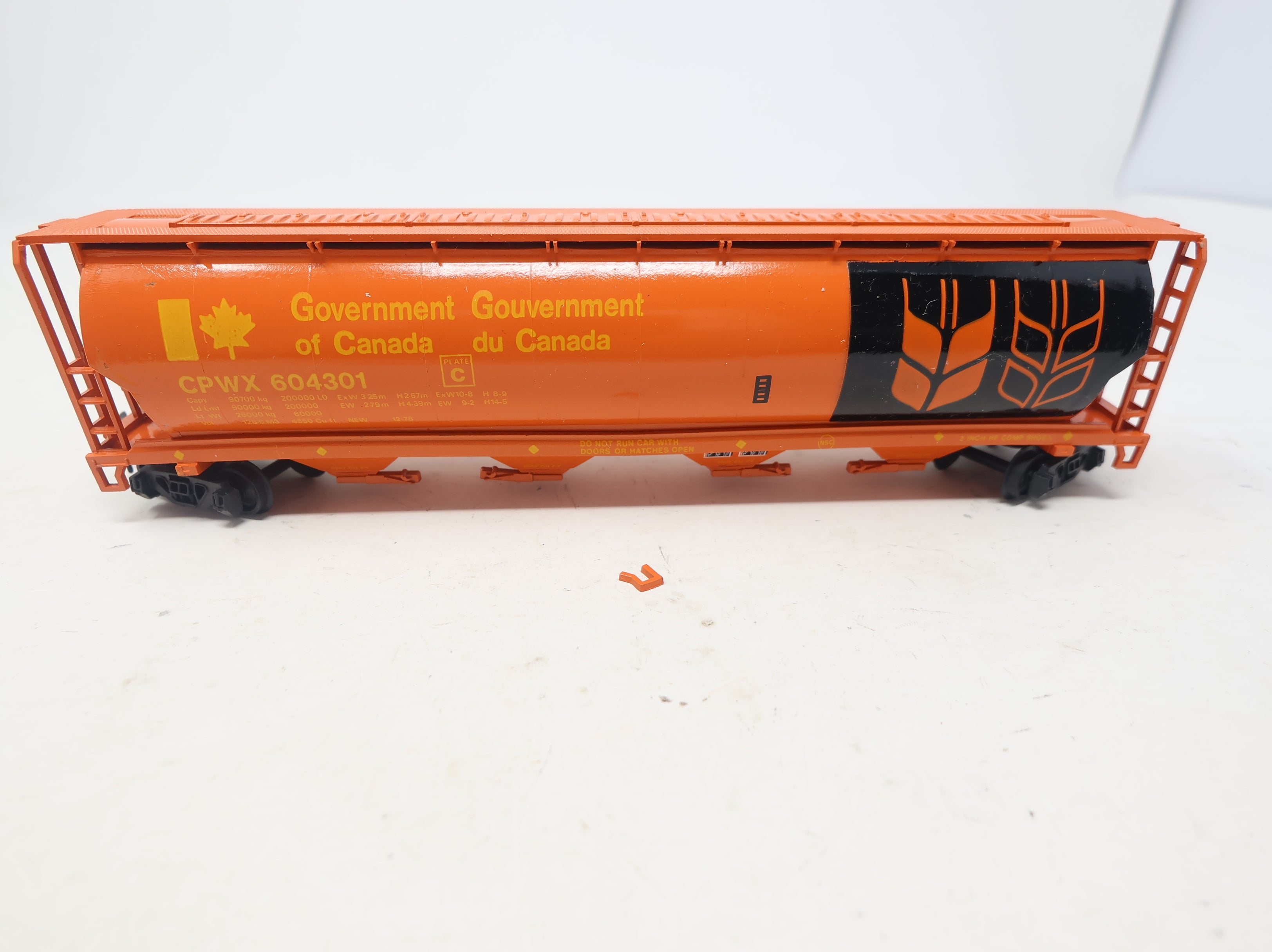 USED Bachmann HO Scale 4 Bay Cylindrical Grain Hopper Government of Canada CPWX #604301