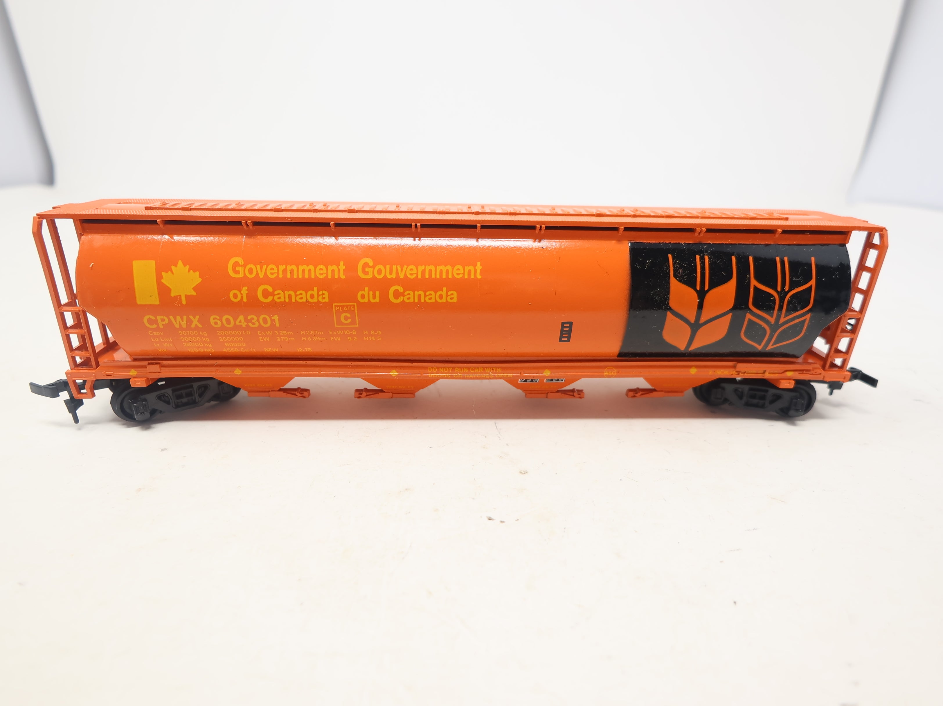 USED Bachmann HO Scale 4 Bay Cylindrical Grain Hopper Government of Canada CPWX #604301