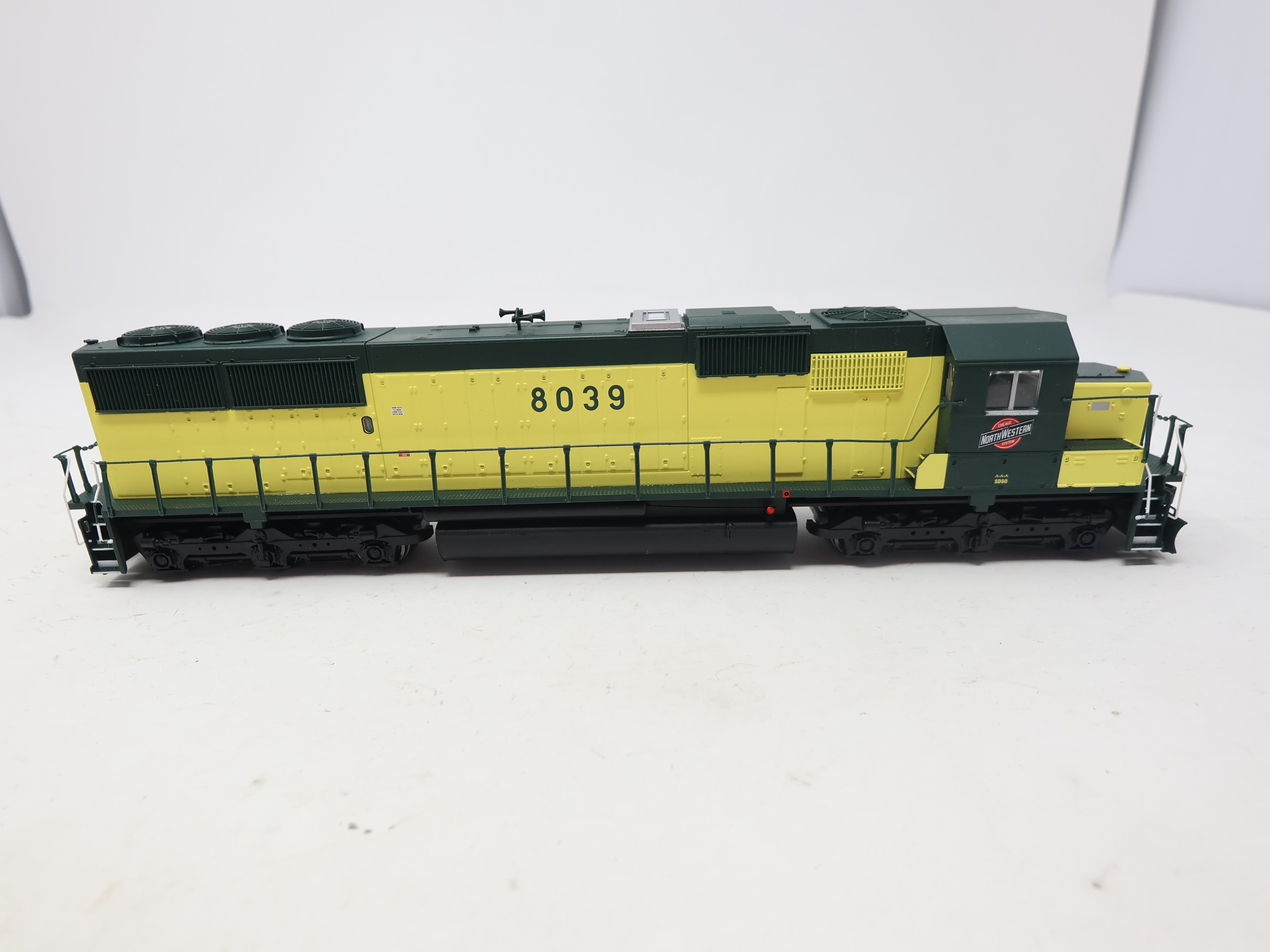 USED Walthers HO Scale, EMD SD60 Diesel Locomotive, Chicago & North Western CNW #8039 (DC)