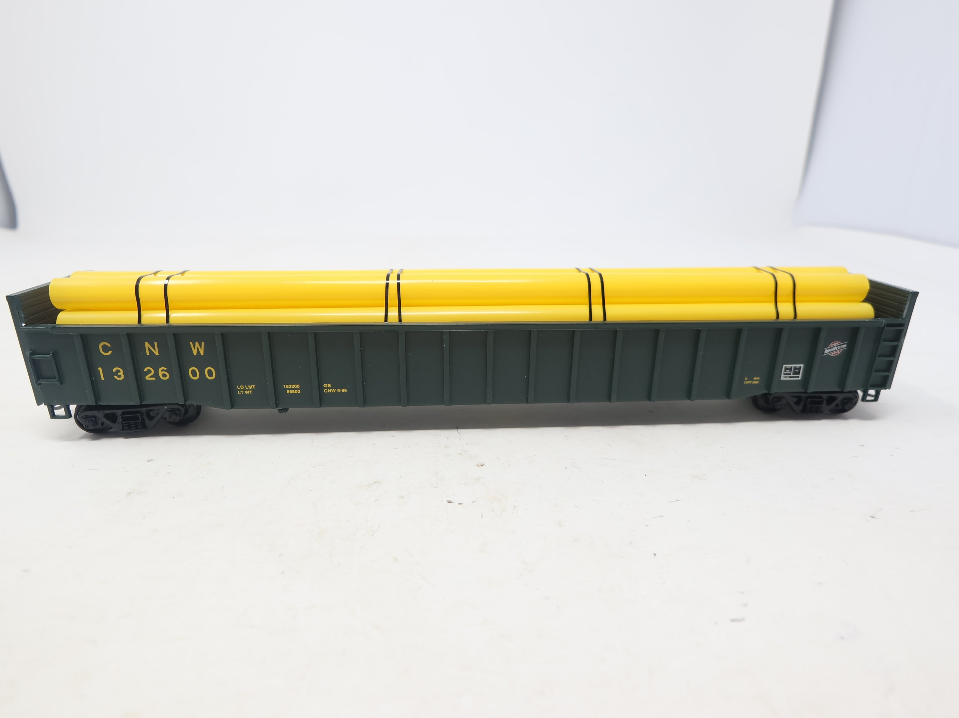 USED Walthers HO Scale 65' Mill Gondola Chicago & North Western CNW #132600 w/ Pipe Load