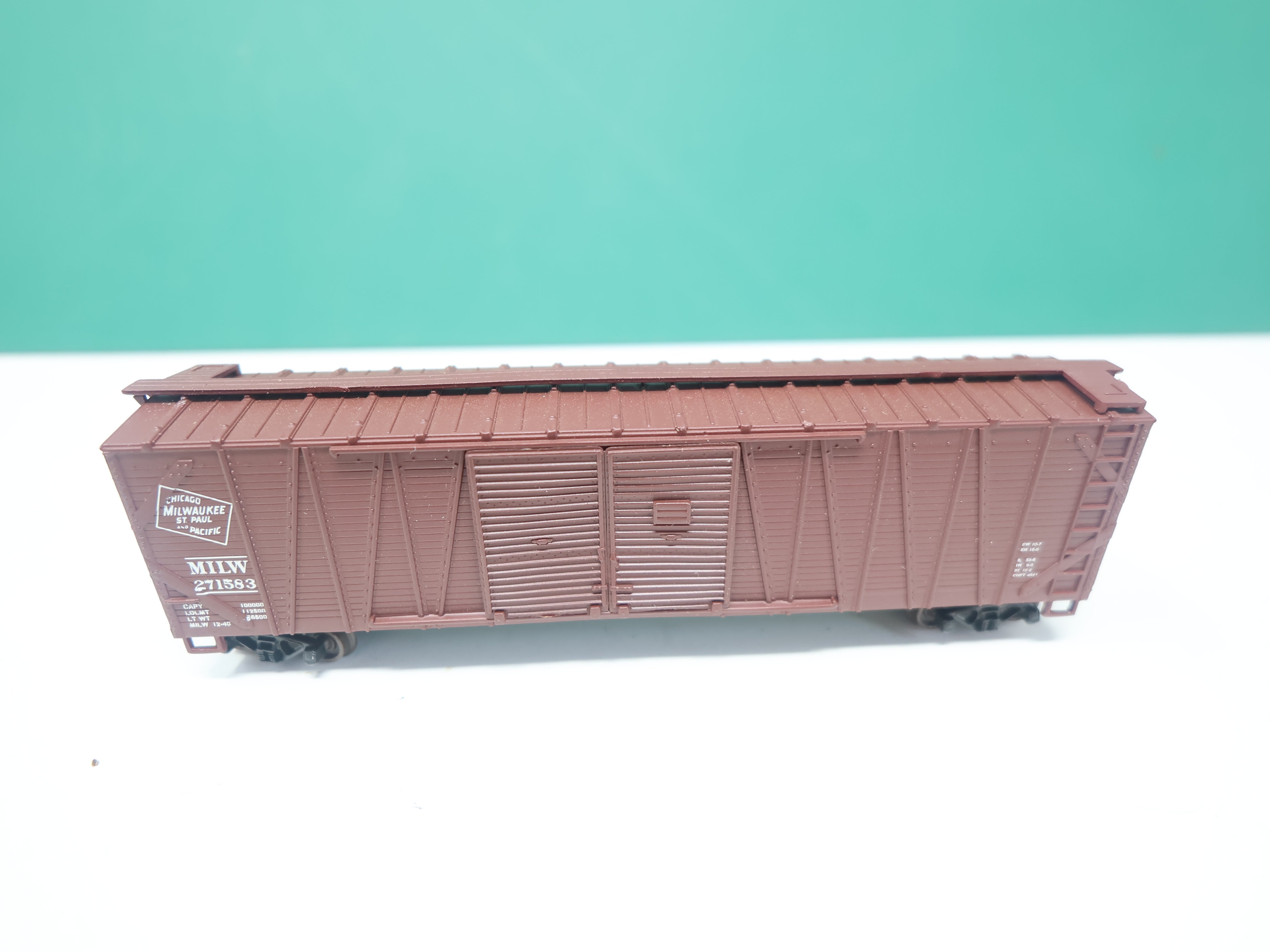 USED Walthers 932-8354 N Scale, 50' Double Door Auto Box Car, Milwaukee Road MILW #271583