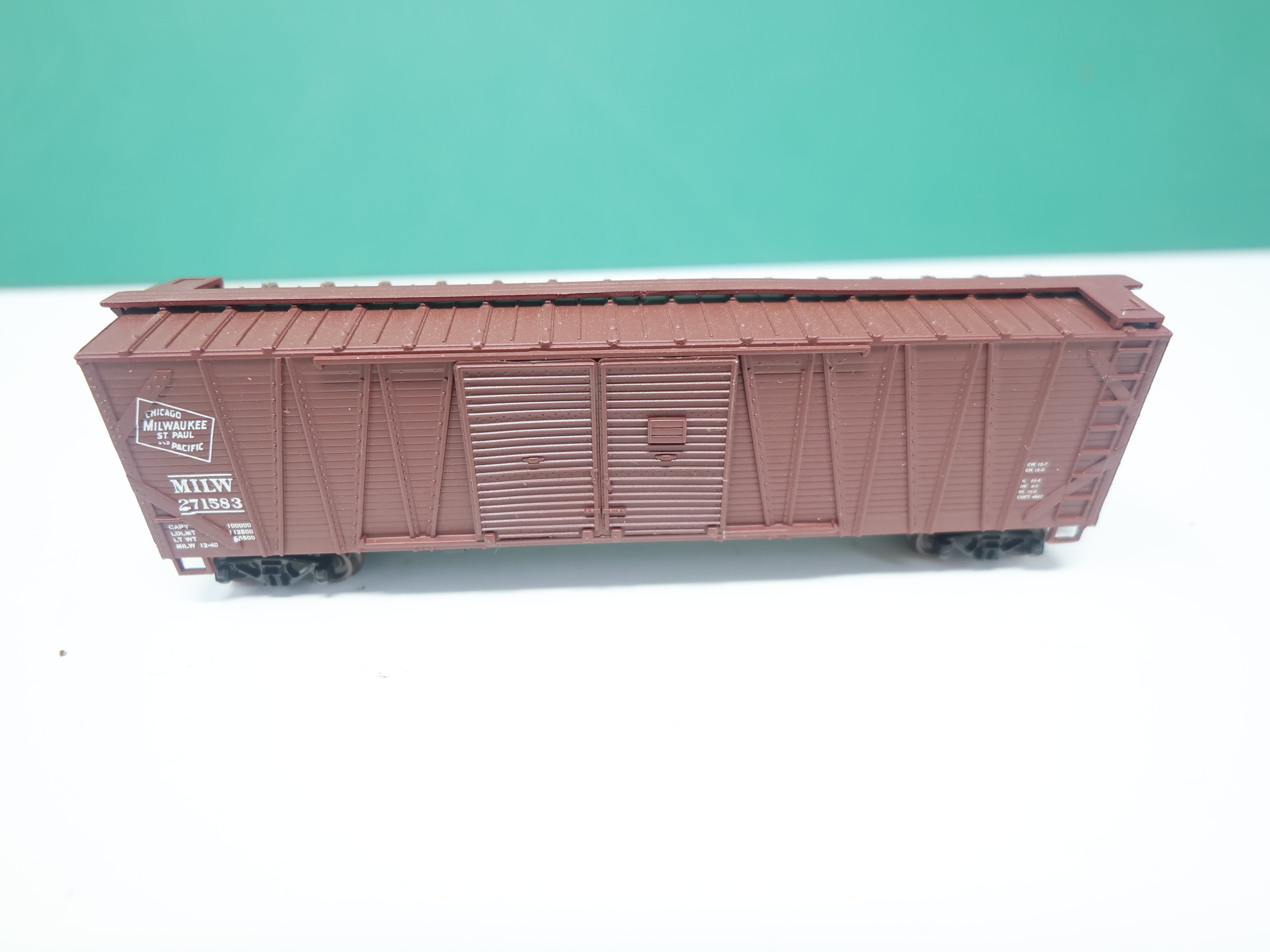 USED Walthers 932-8354 N Scale, 50' Double Door Auto Box Car, Milwaukee Road MILW #271583