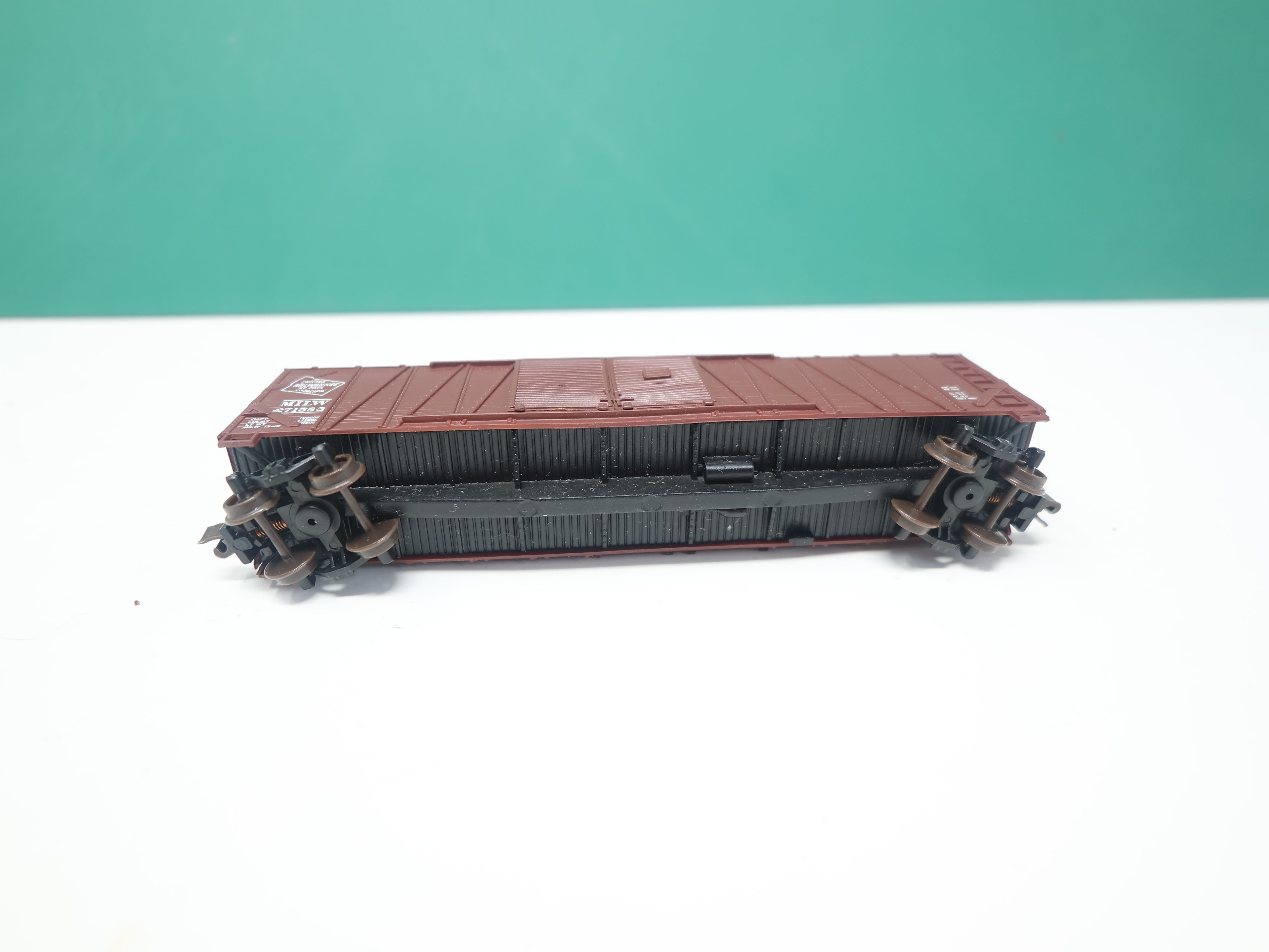 USED Walthers 932-8354 N Scale, 50' Double Door Auto Box Car, Milwaukee Road MILW #271583