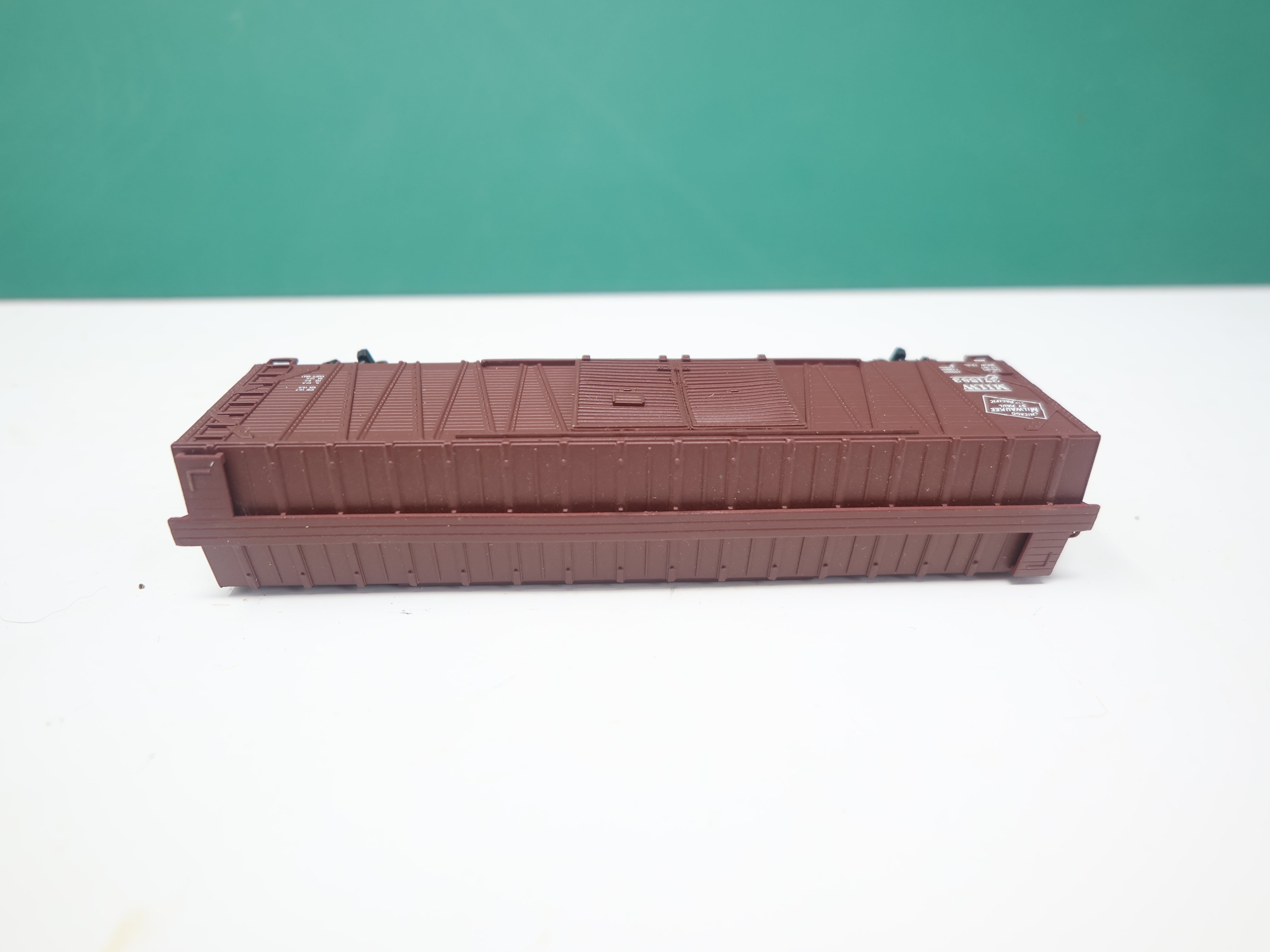 USED Walthers 932-8354 N Scale, 50' Double Door Auto Box Car, Milwaukee Road MILW #271583