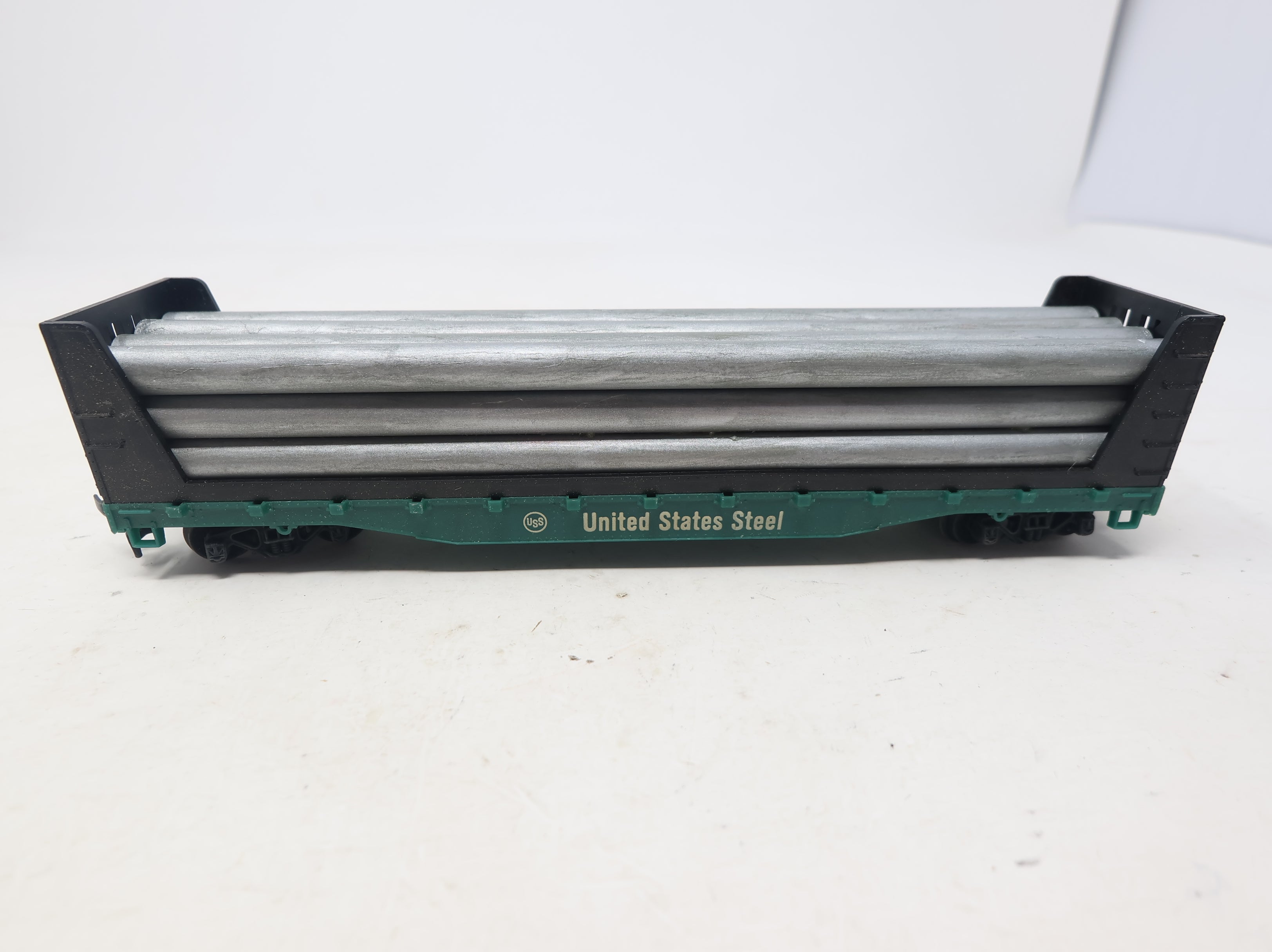 USED Tyco HO Scale 50' Bulkhead Flat Car United States Steel Green w/ Pipe Load