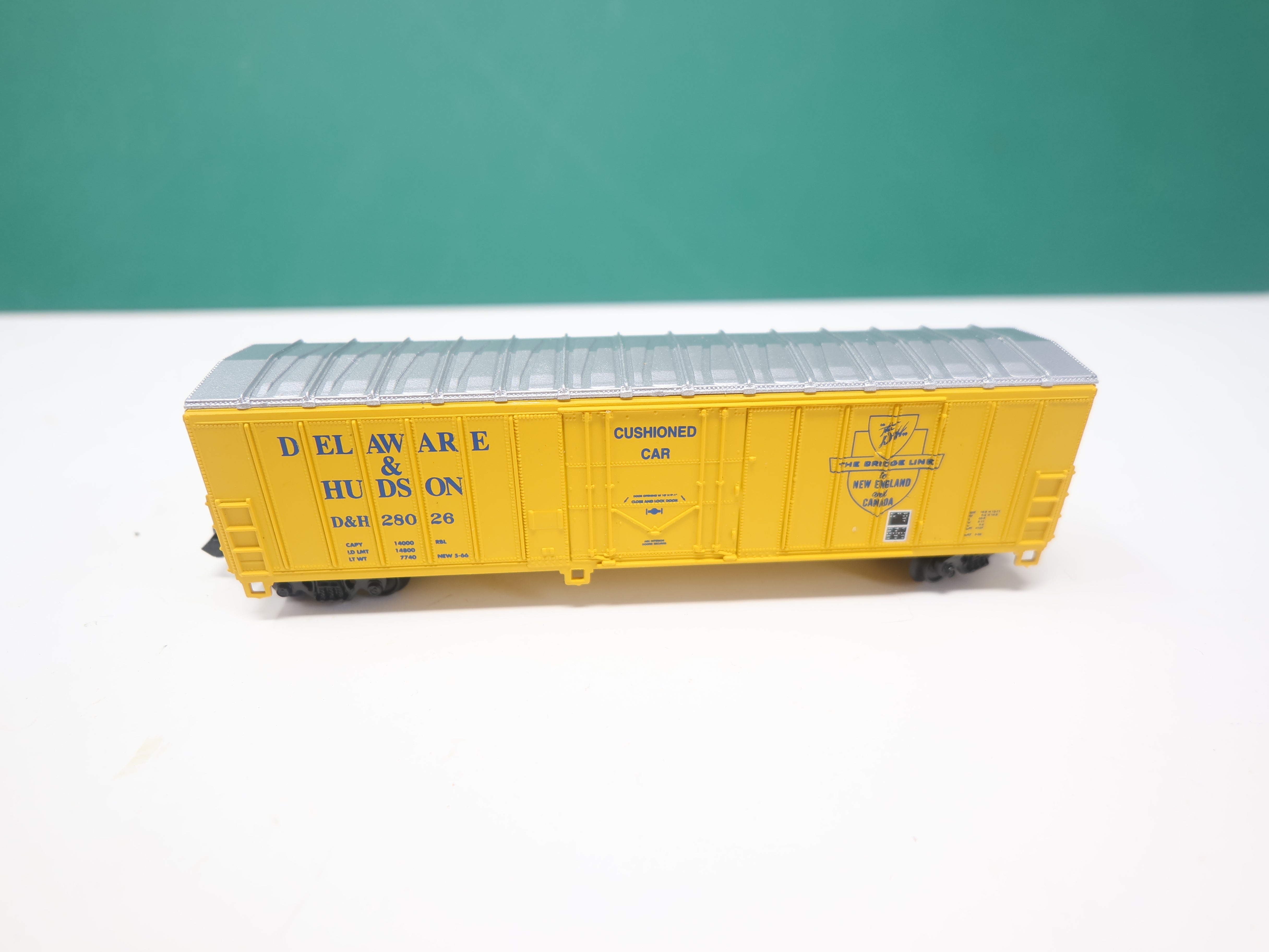 USED Walthers 932-8807 N Scale, North American 50' Exterior Post Box Car, Delaware and Hudson DH #28026