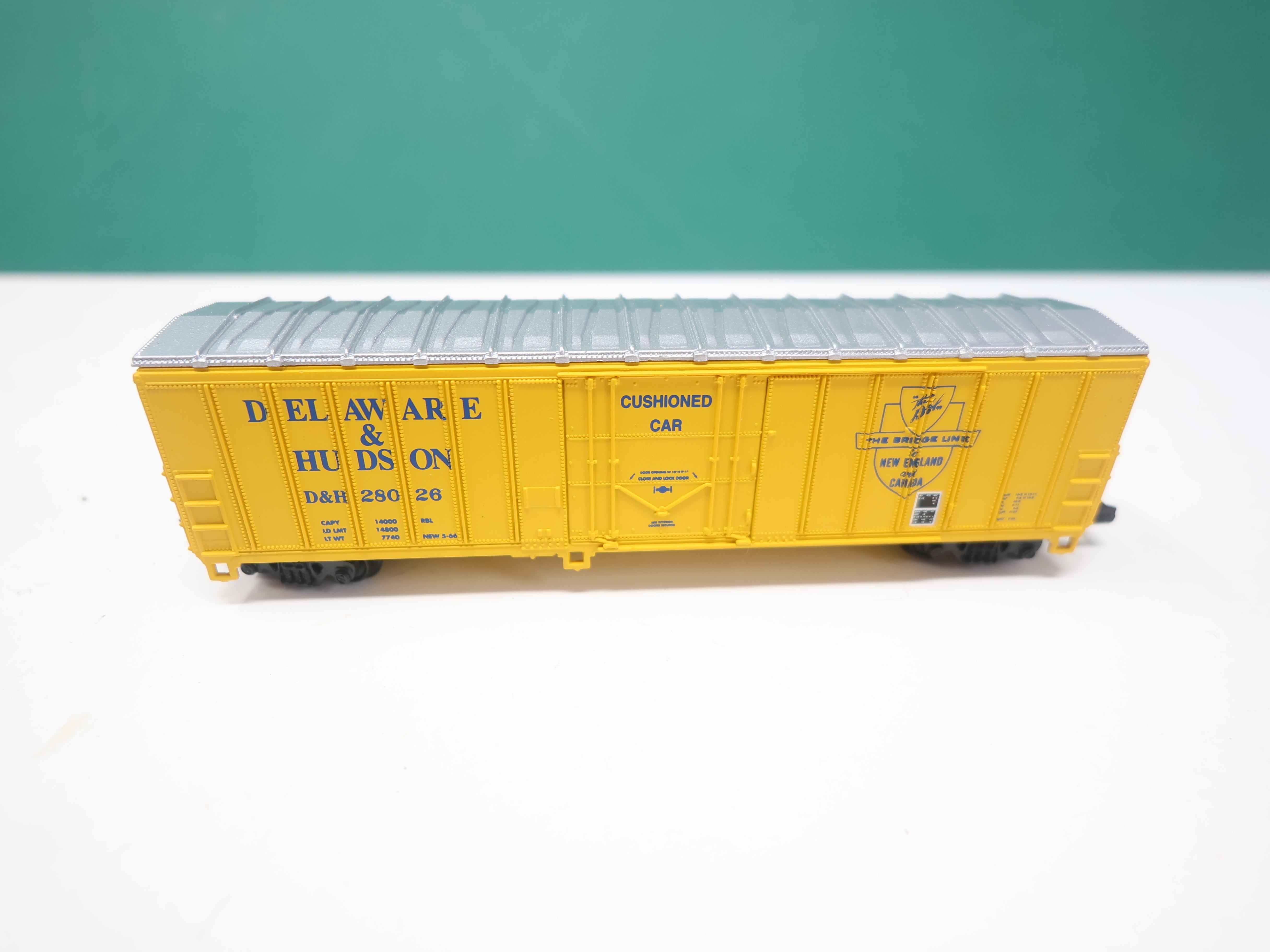 USED Walthers 932-8807 N Scale, North American 50' Exterior Post Box Car, Delaware and Hudson DH #28026