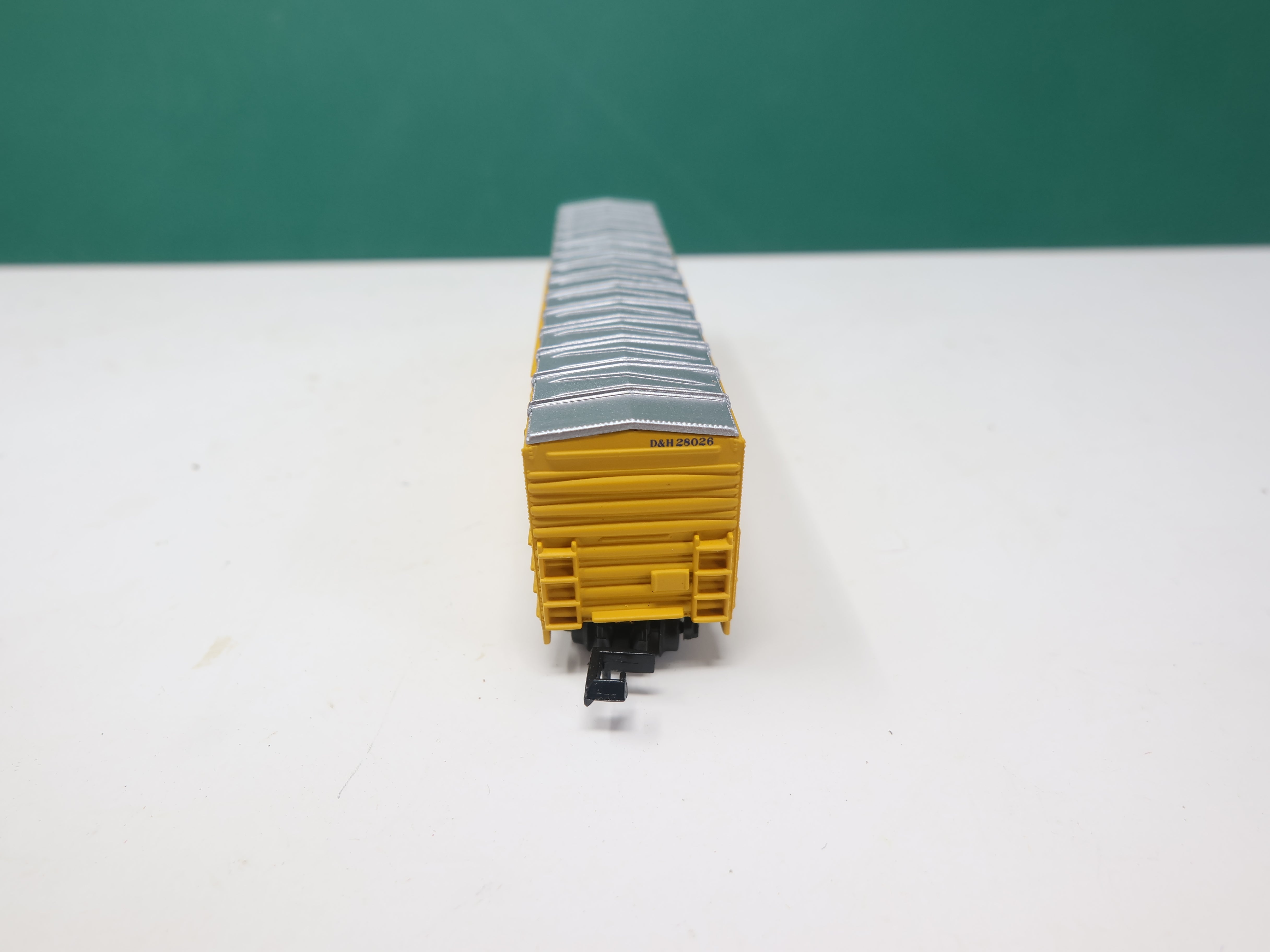 USED Walthers 932-8807 N Scale, North American 50' Exterior Post Box Car, Delaware and Hudson DH #28026