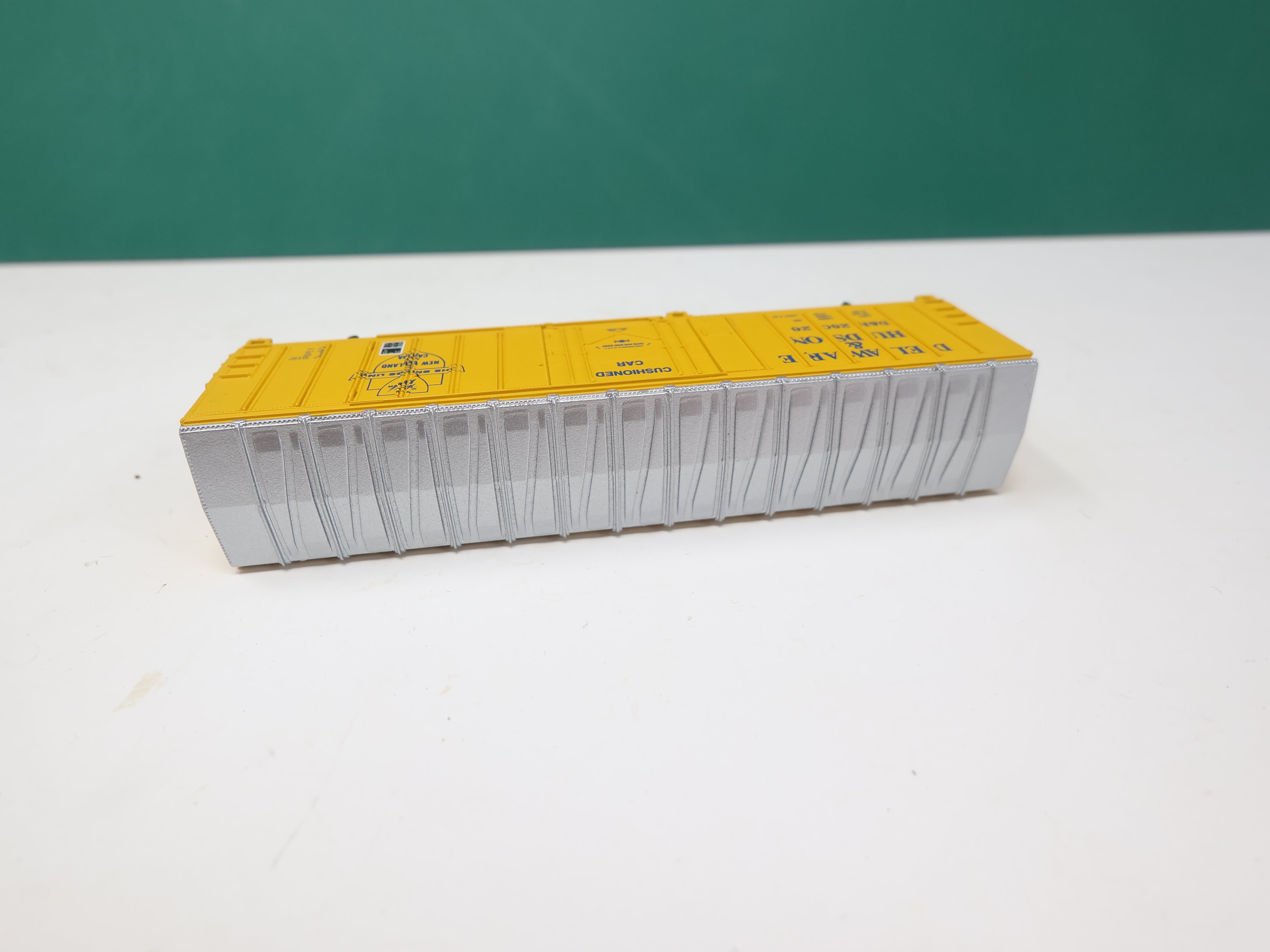 USED Walthers 932-8807 N Scale, North American 50' Exterior Post Box Car, Delaware and Hudson DH #28026