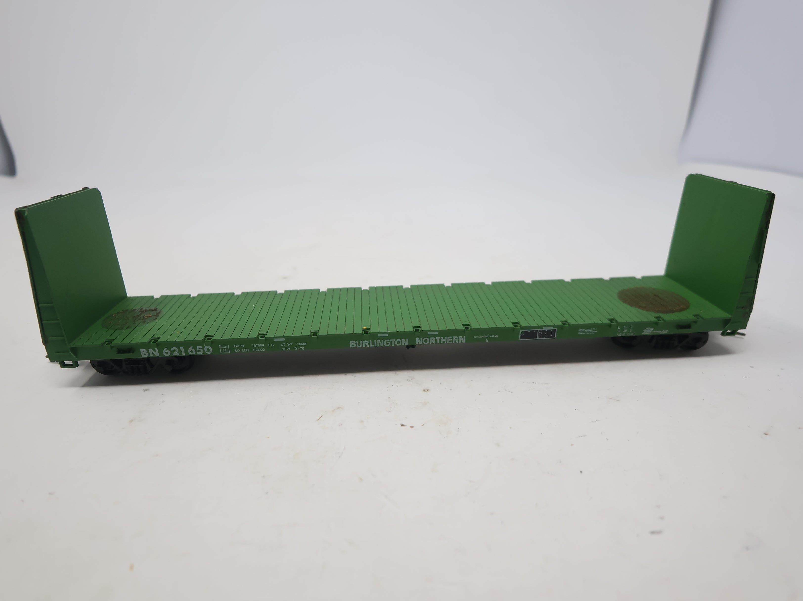 USED Roundhouse HO Scale 60' Bulkhead Flat Car Burlington Northern BN #621650