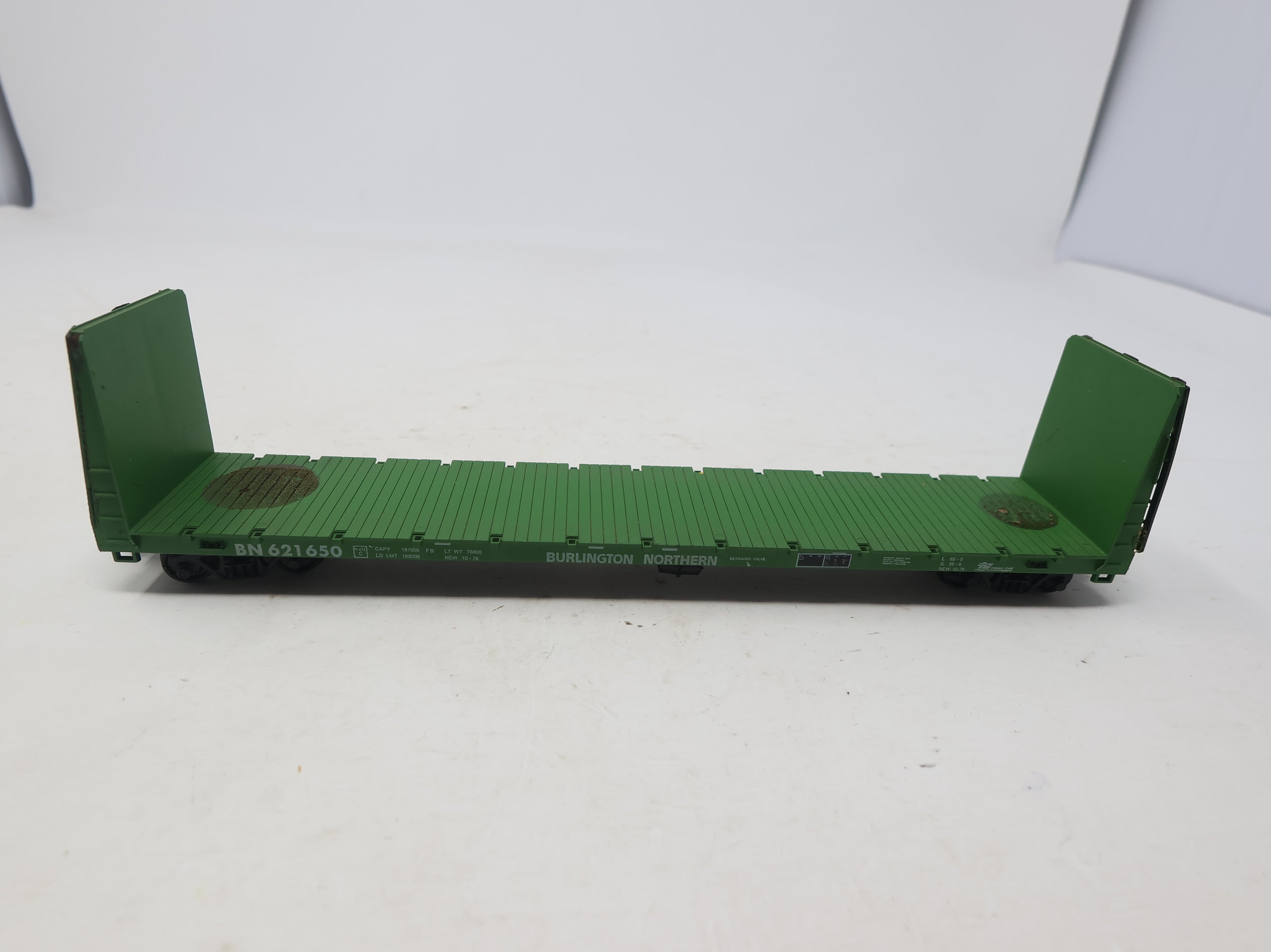 USED Roundhouse HO Scale 60' Bulkhead Flat Car Burlington Northern BN #621650