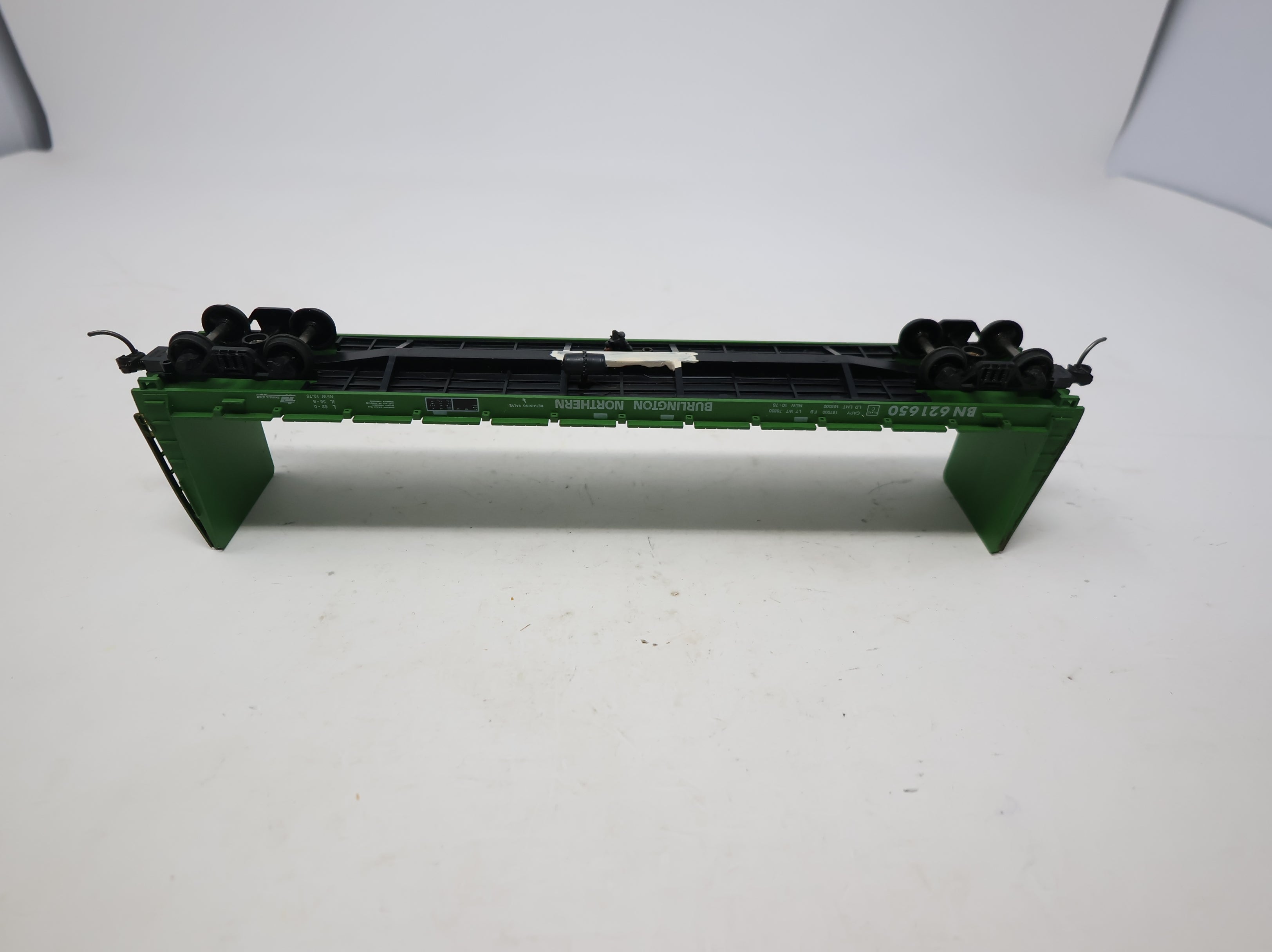 USED Roundhouse HO Scale 60' Bulkhead Flat Car Burlington Northern BN #621650