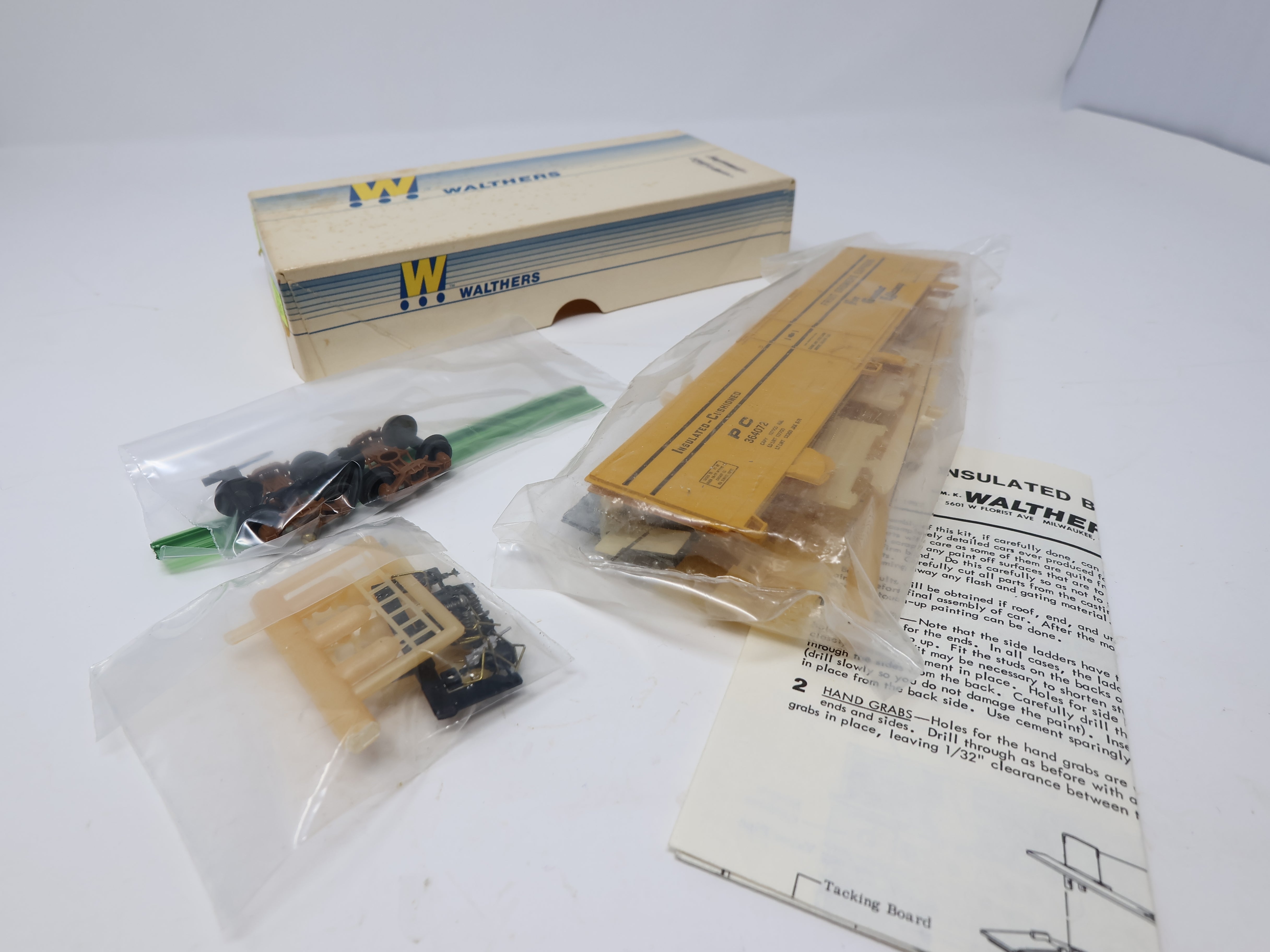 USED Walthers HO Scale, 50' Insulated Box Car, Fruit Growers Express PC #364072 (KIT)