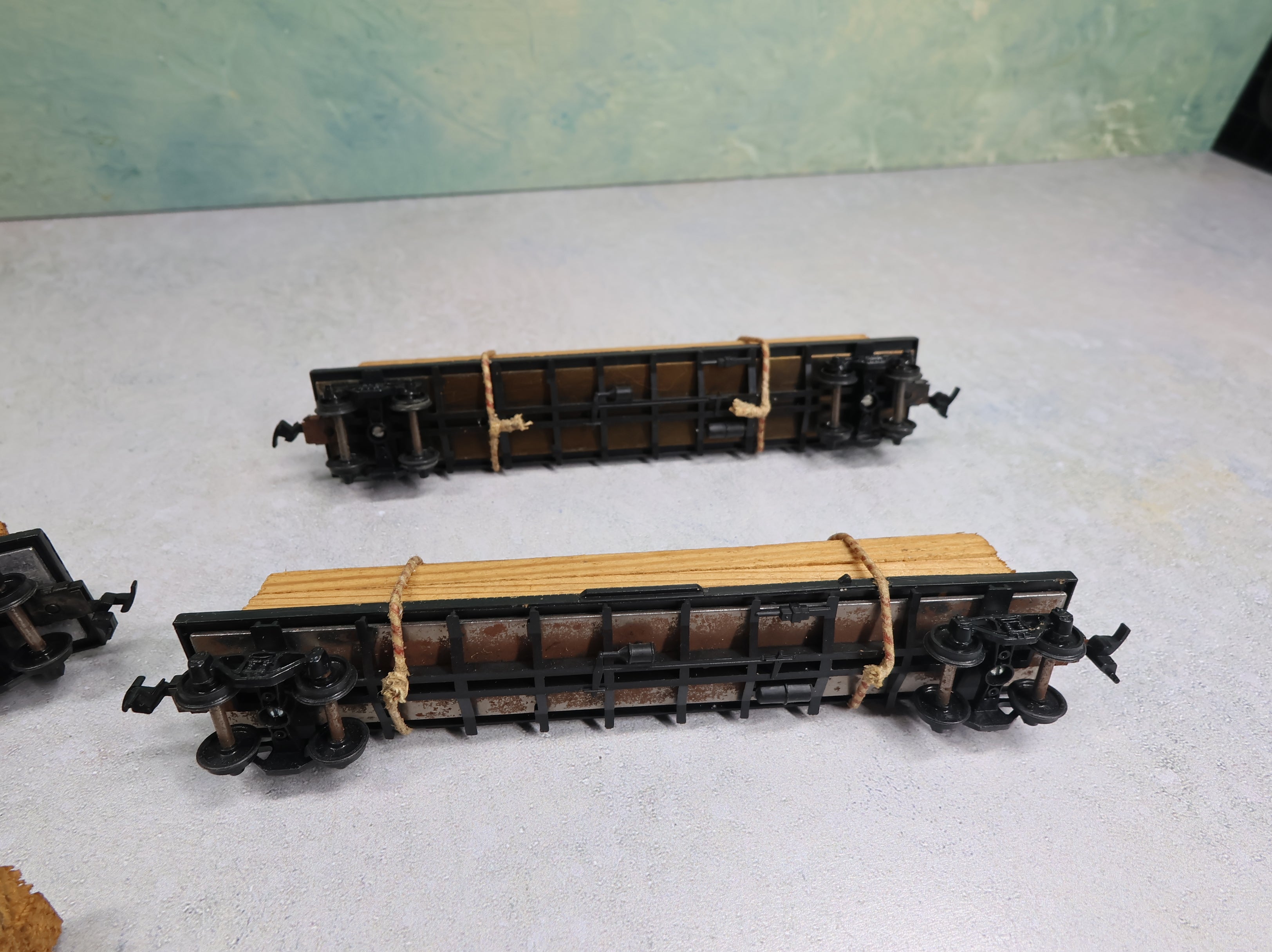 USED Athearn HO Scale 50' Flat Cars w/ Lumber Load (4 pcs)