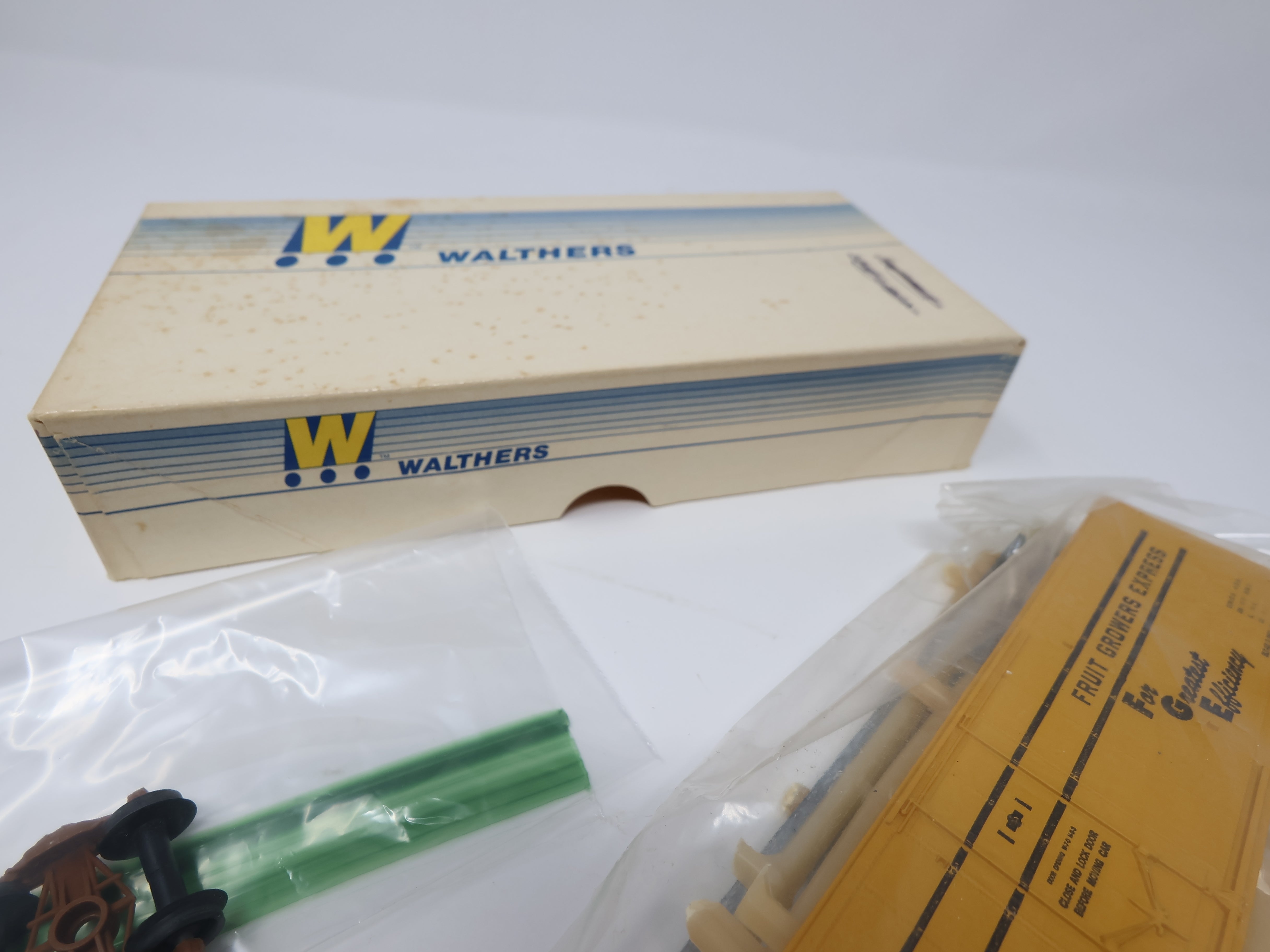 USED Walthers HO Scale, 50' Insulated Box Car, Fruit Growers Express PC #364072 (KIT)