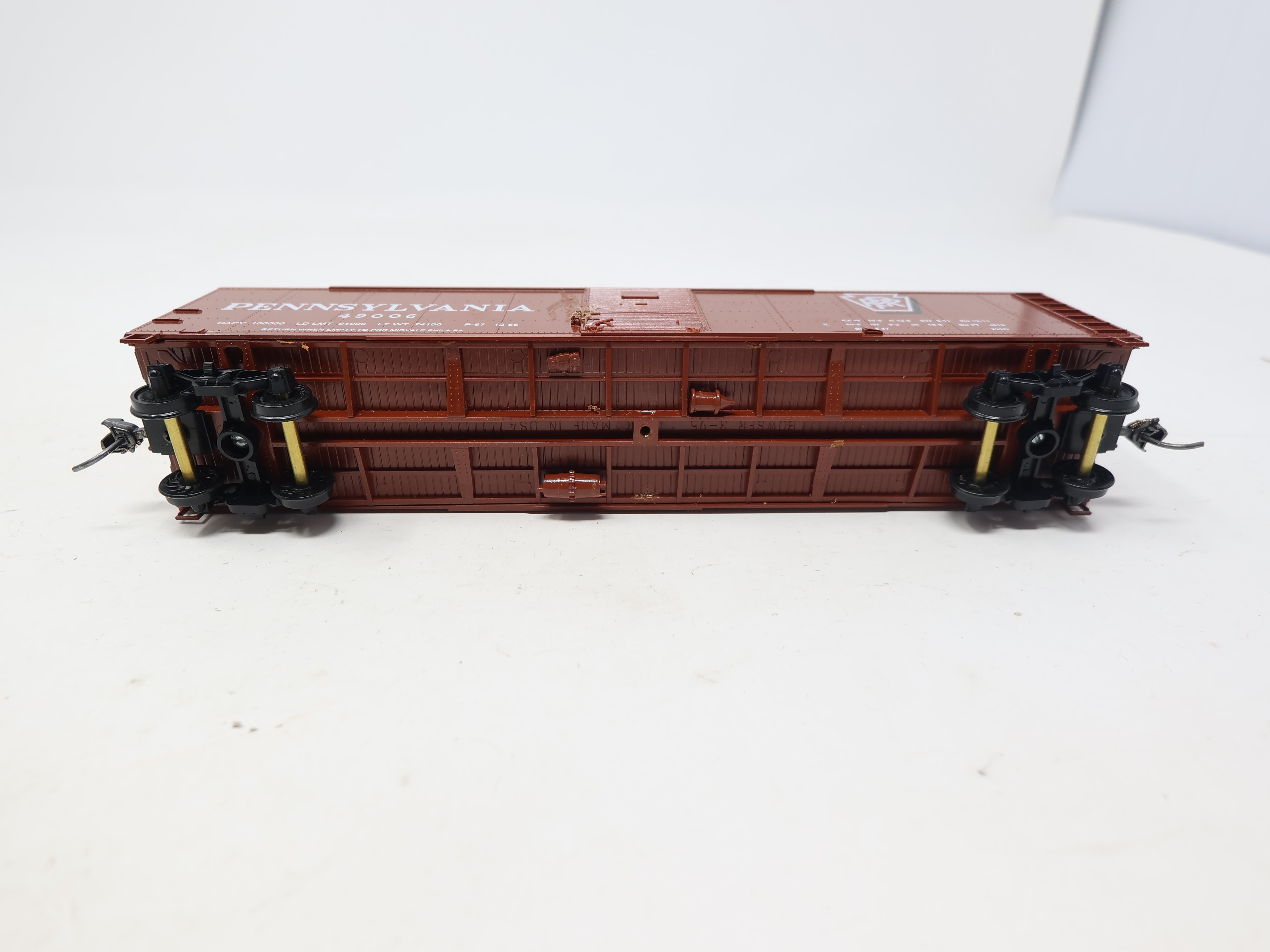 USED Bowser 55422 HO Scale, 50' Rounded Roof Single Door Box Car, Pennsylvania PRR #49006, Shadow Keystone