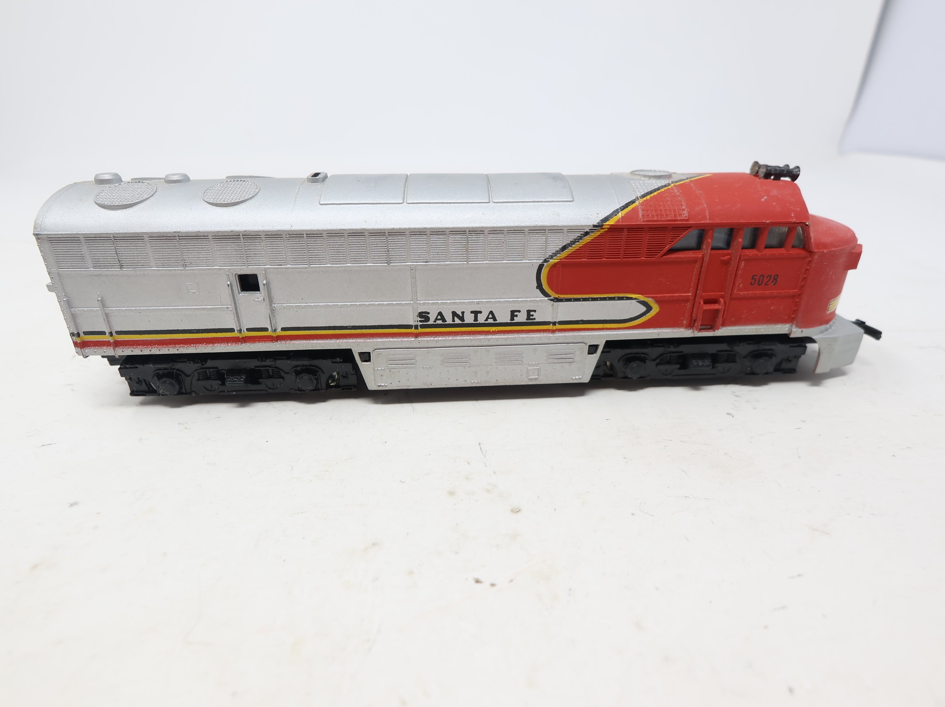 USED AHM HO Scale Fairbanks Morse Diesel Locomotive Santa Fe #5028 For Parts/Repairs DC