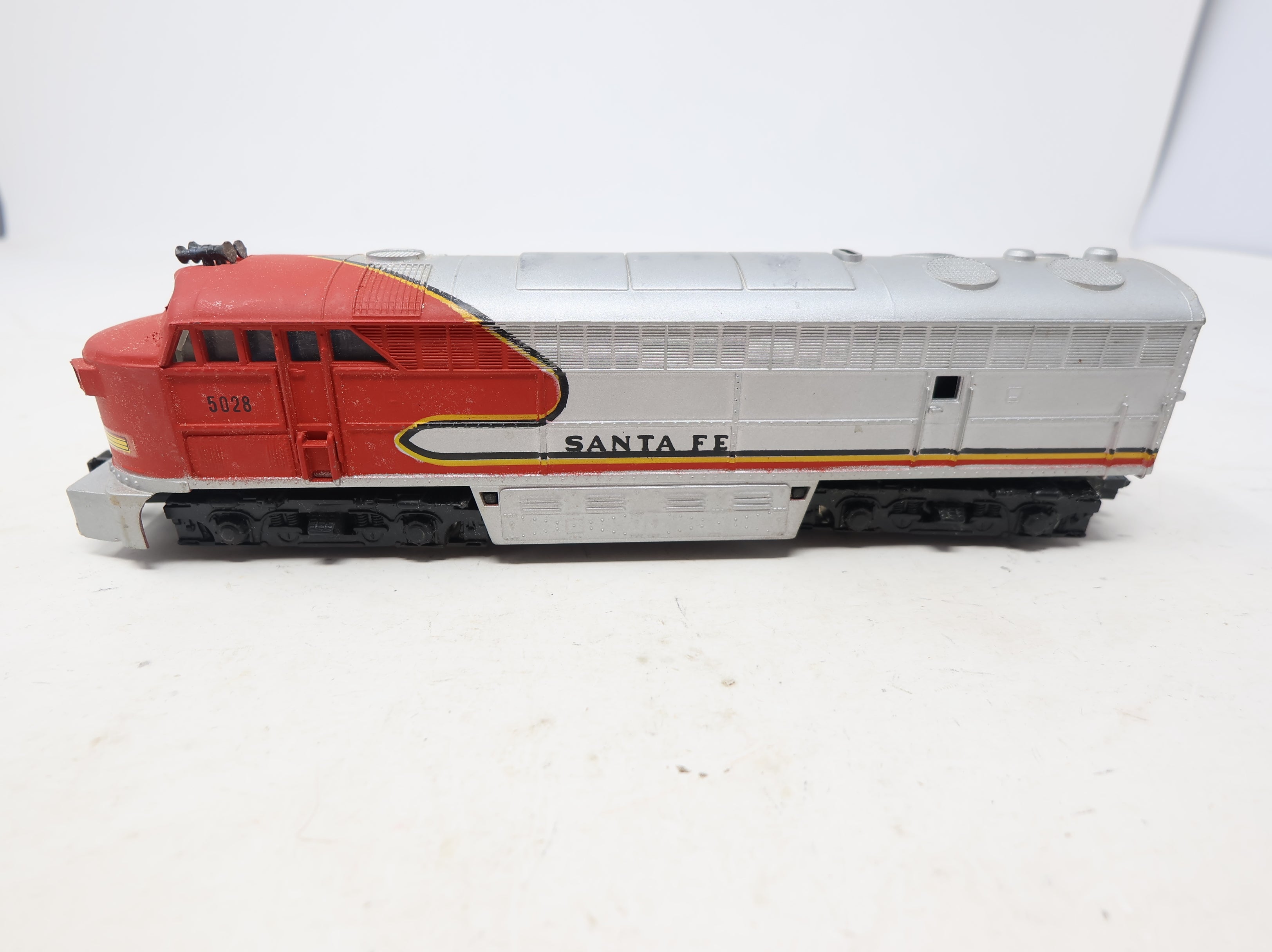 USED AHM HO Scale Fairbanks Morse Diesel Locomotive Santa Fe #5028 For Parts/Repairs DC