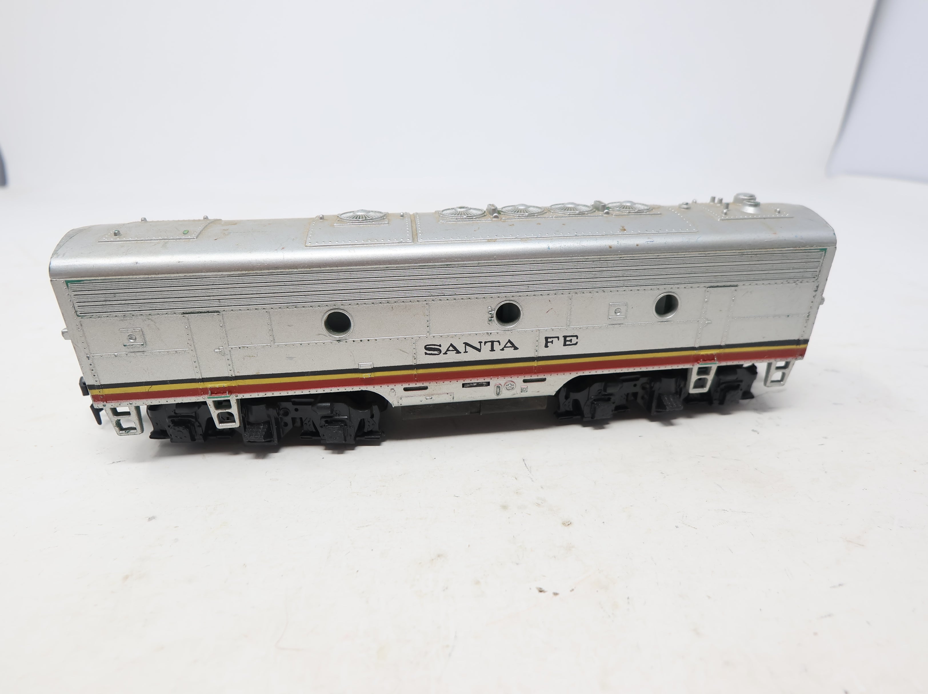 USED Tyco HO Scale Unpowered B Unit Diesel Locomotive Santa Fe Needs Work