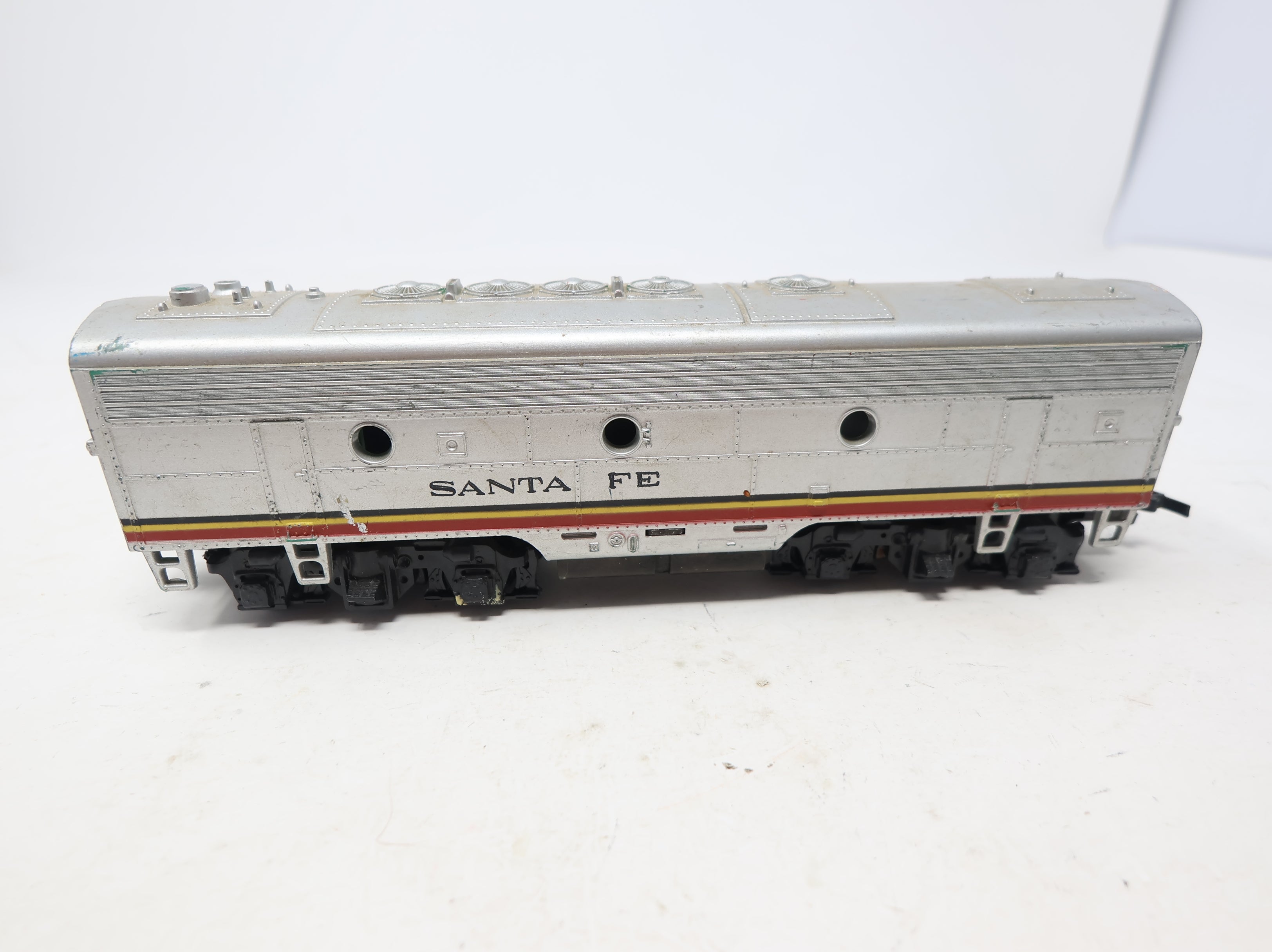 USED Tyco HO Scale Unpowered B Unit Diesel Locomotive Santa Fe Needs Work