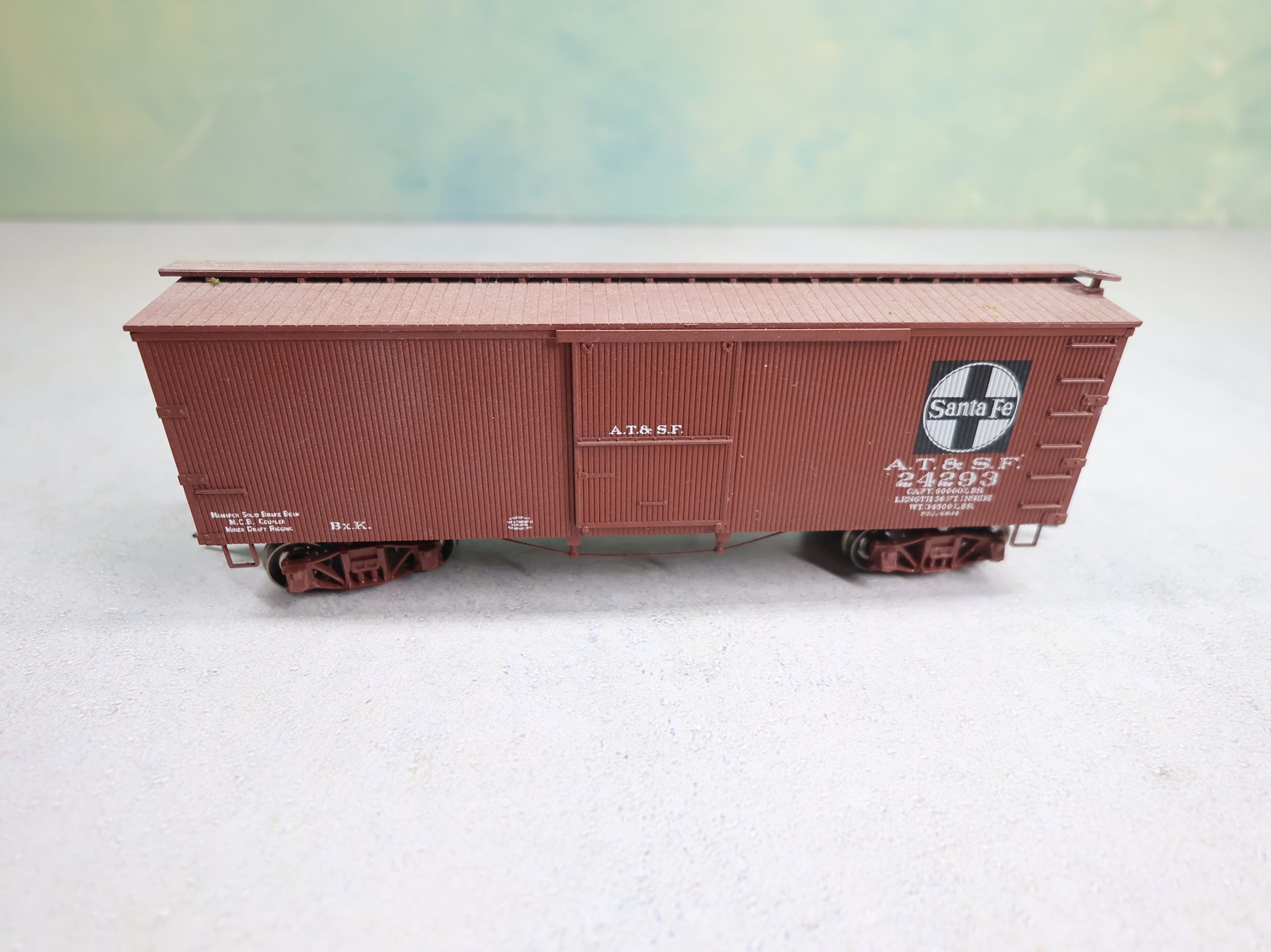 USED Athearn Roundhouse 84253 HO Scale 36' Wooden Box Car Santa Fe ATSF #24293