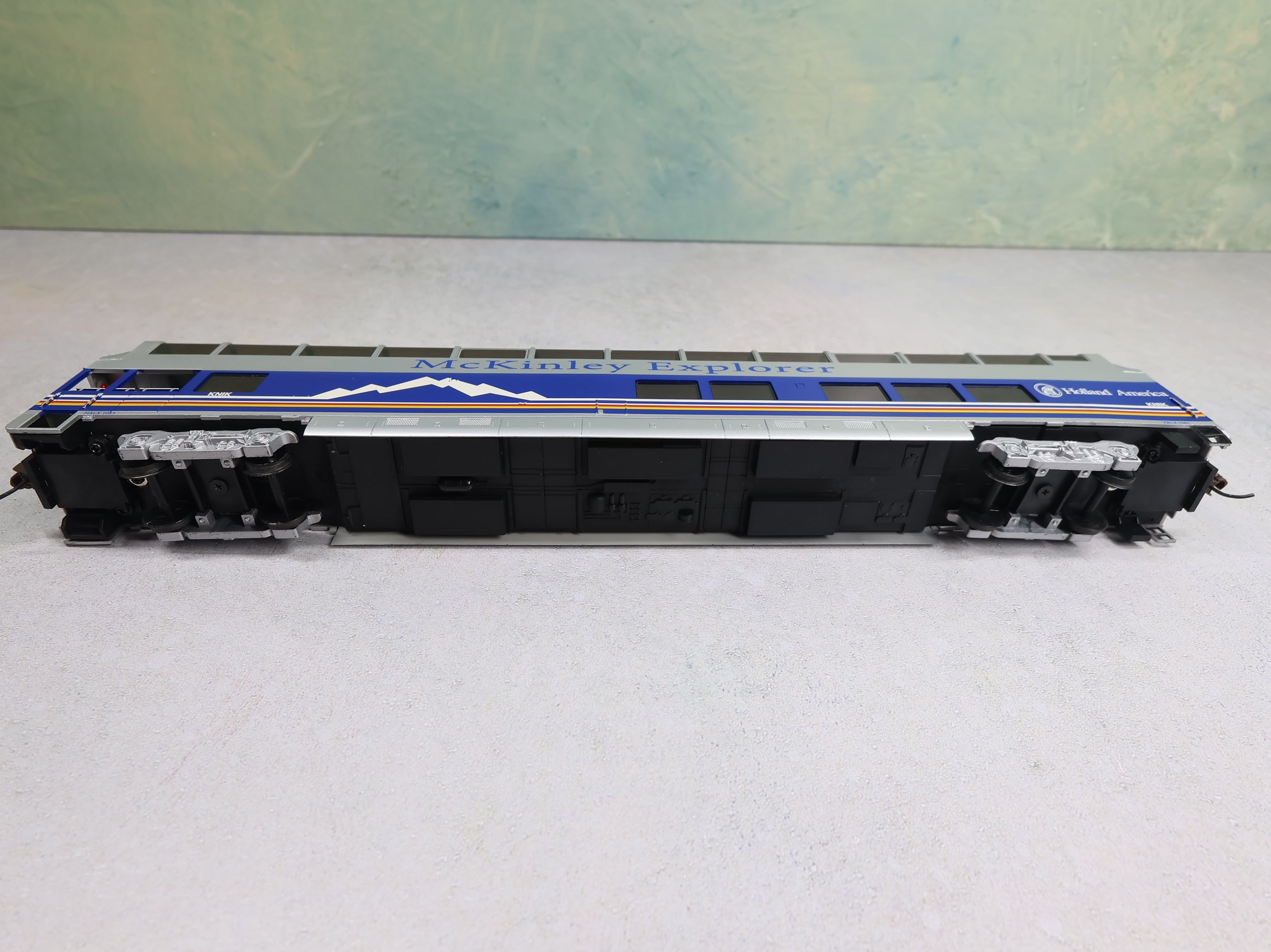 USED Bachmann HO Scale Full Dome Passenger Car Holland America HALX #1051 McKinley Explorer