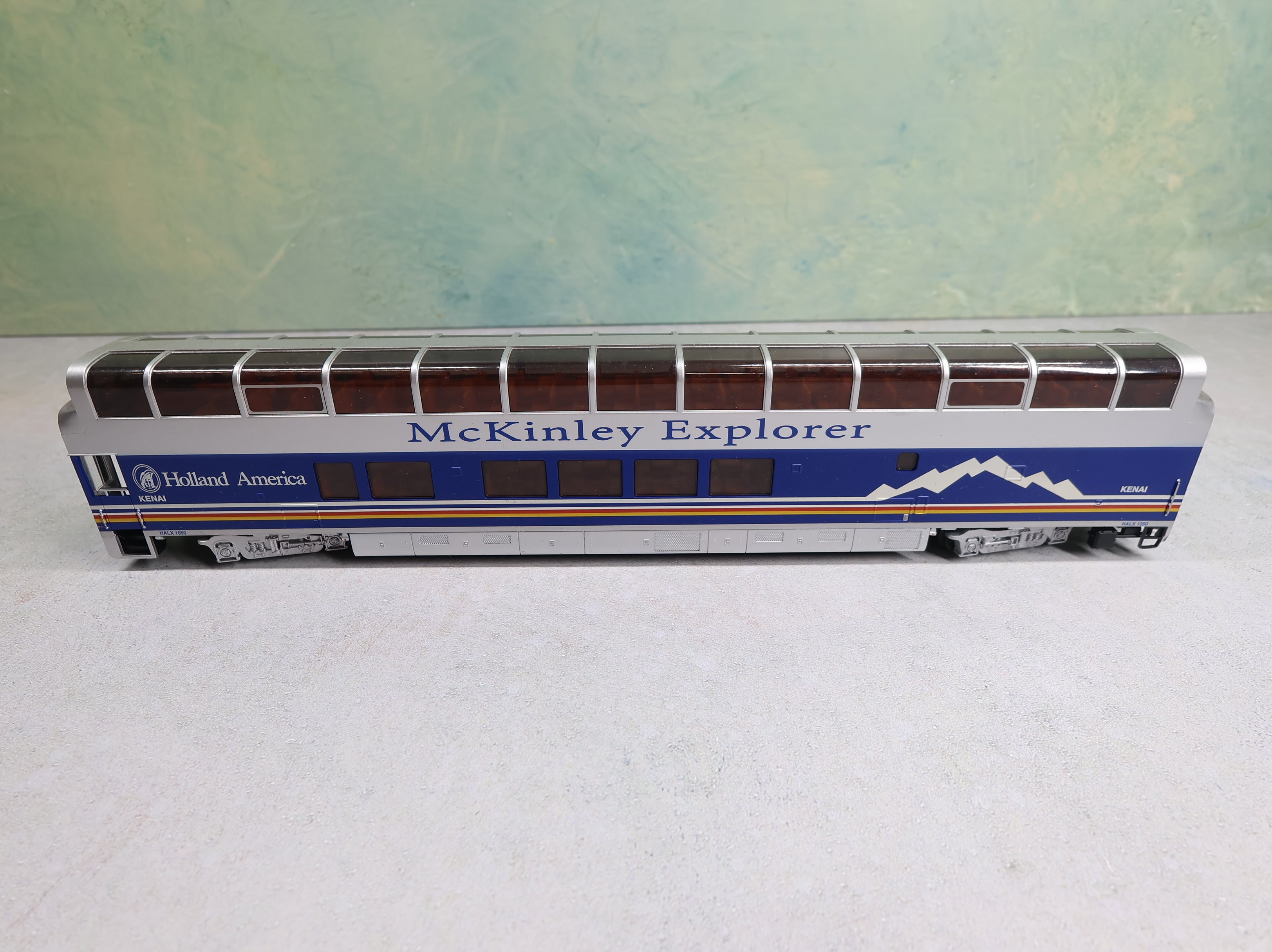 USED Bachmann HO Scale Full Dome Passenger Car Holland America HALX #1050 McKinley Explorer