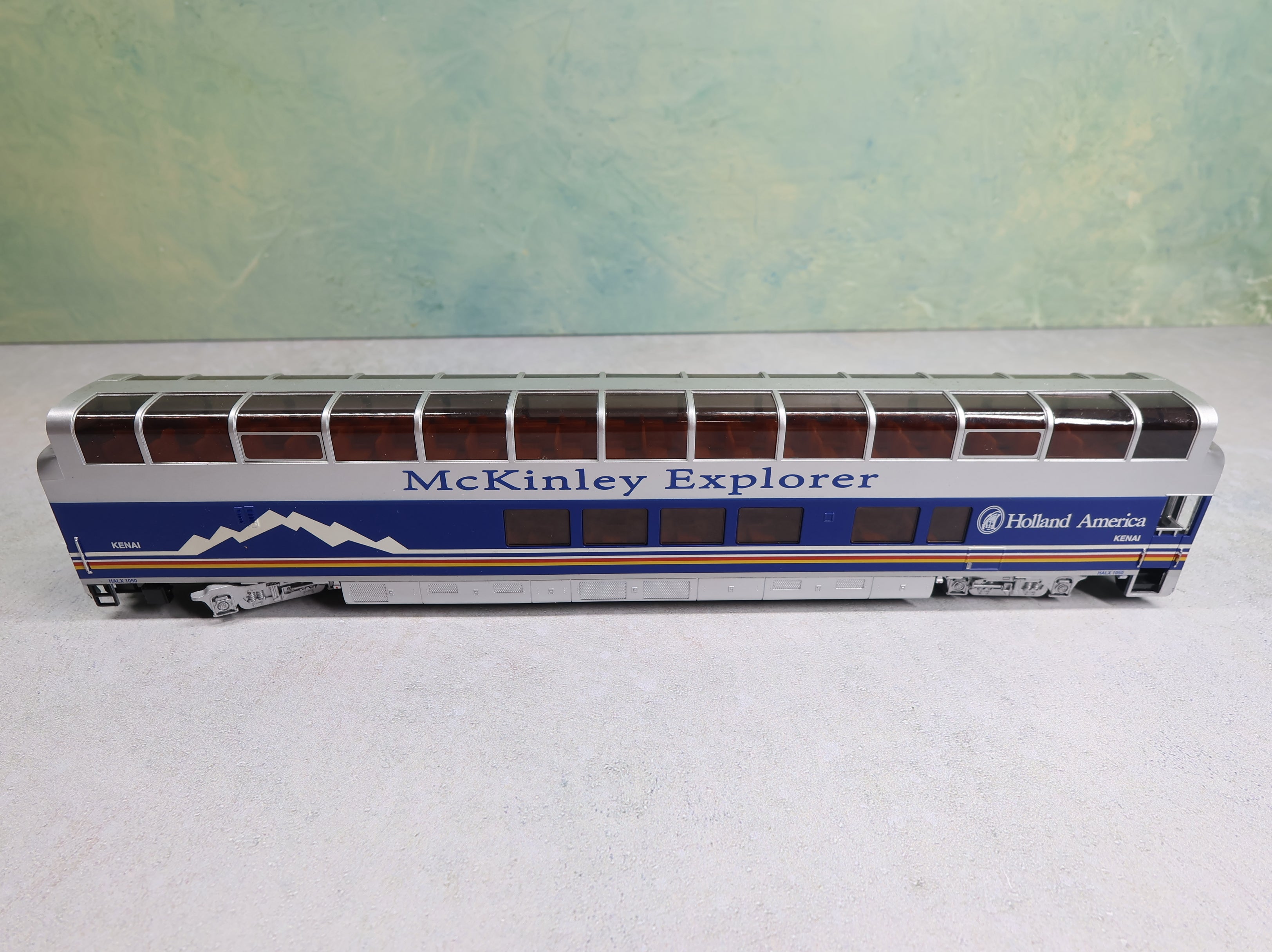 USED Bachmann HO Scale Full Dome Passenger Car Holland America HALX #1050 McKinley Explorer