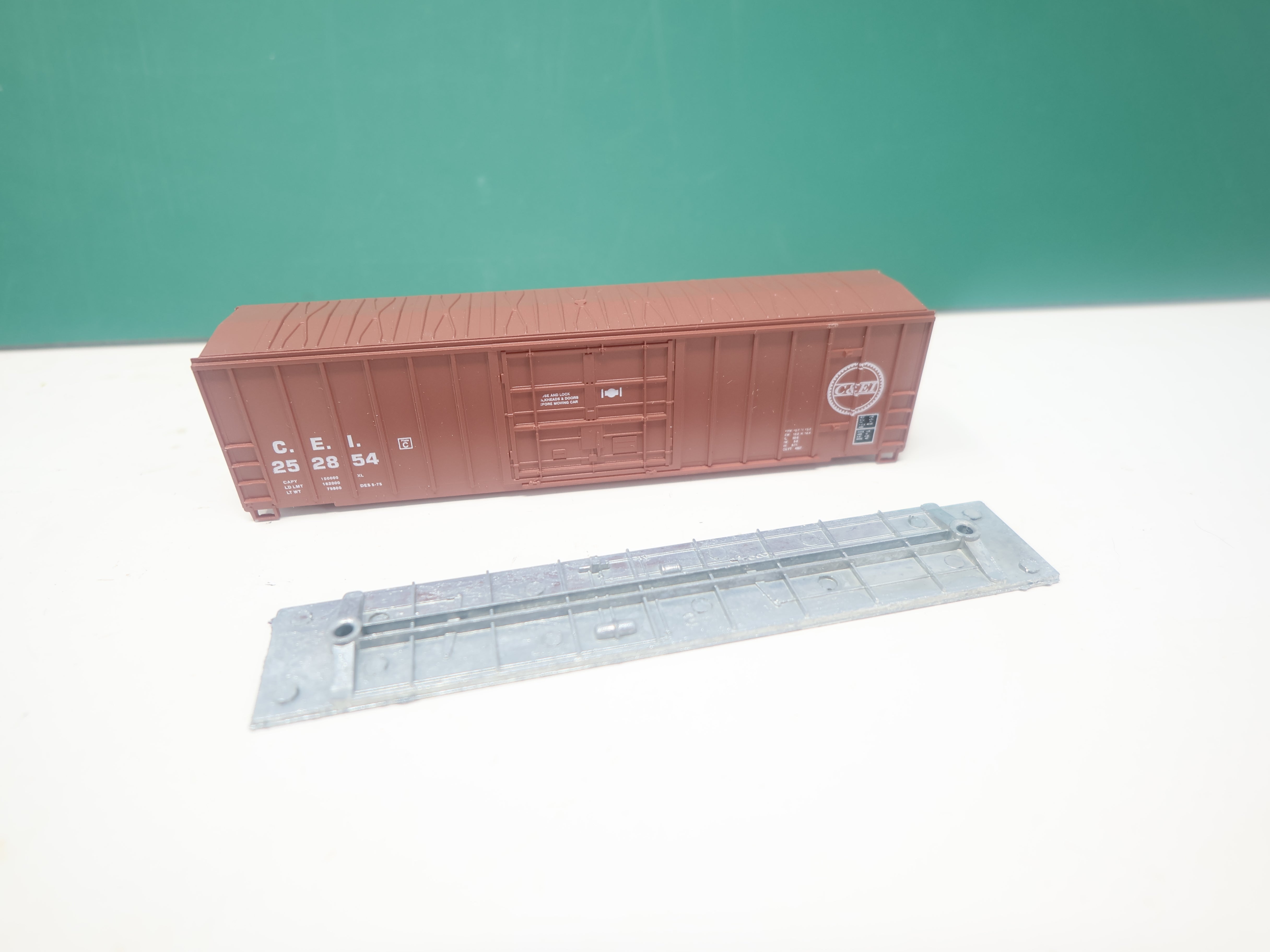 USED Roundhouse 8887 N Scale, 50' Steel Box Car, Chicago & Eastern Illinois CEI #252854 (No Trucks)