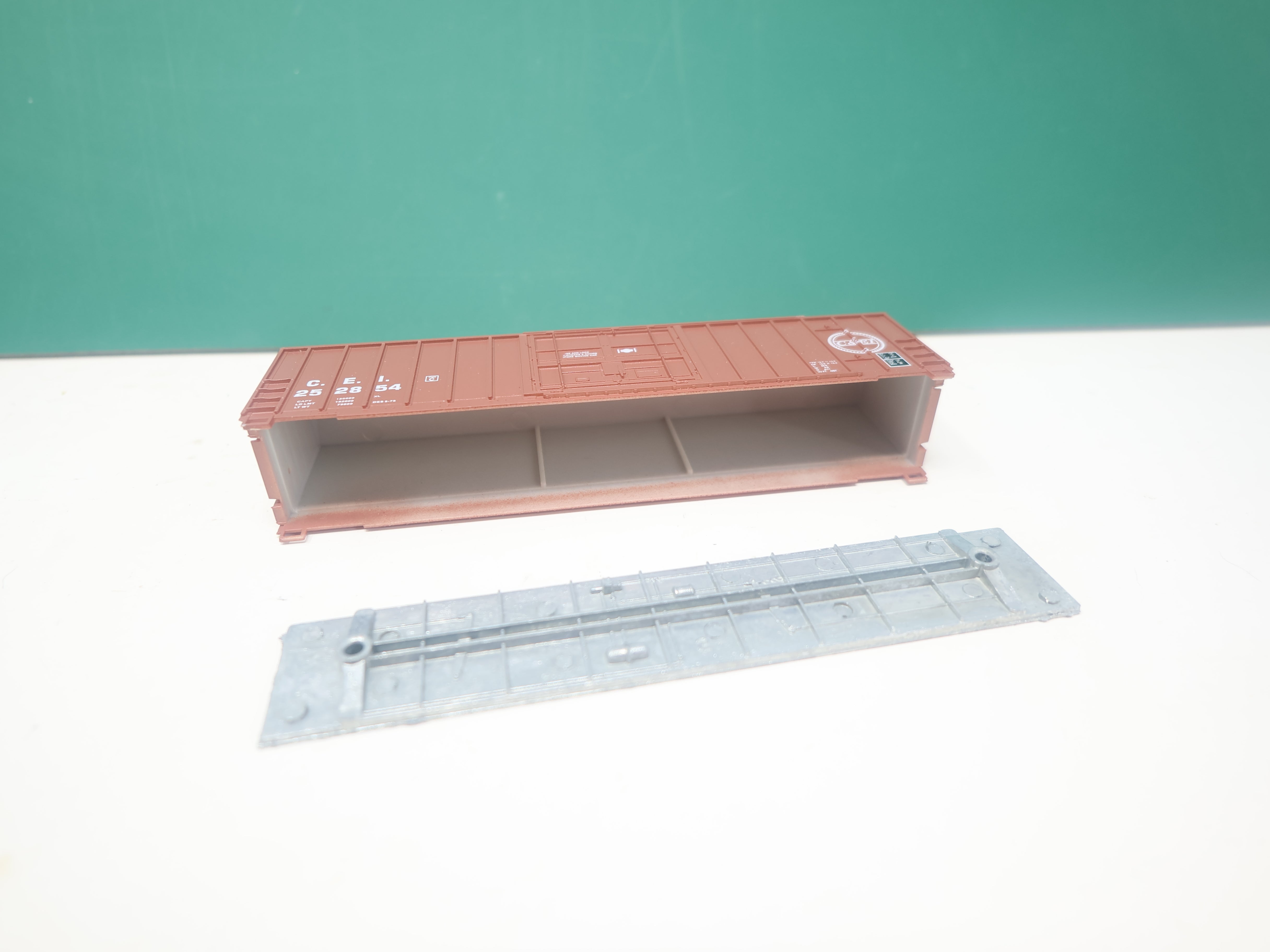 USED Roundhouse 8887 N Scale, 50' Steel Box Car, Chicago & Eastern Illinois CEI #252854 (No Trucks)