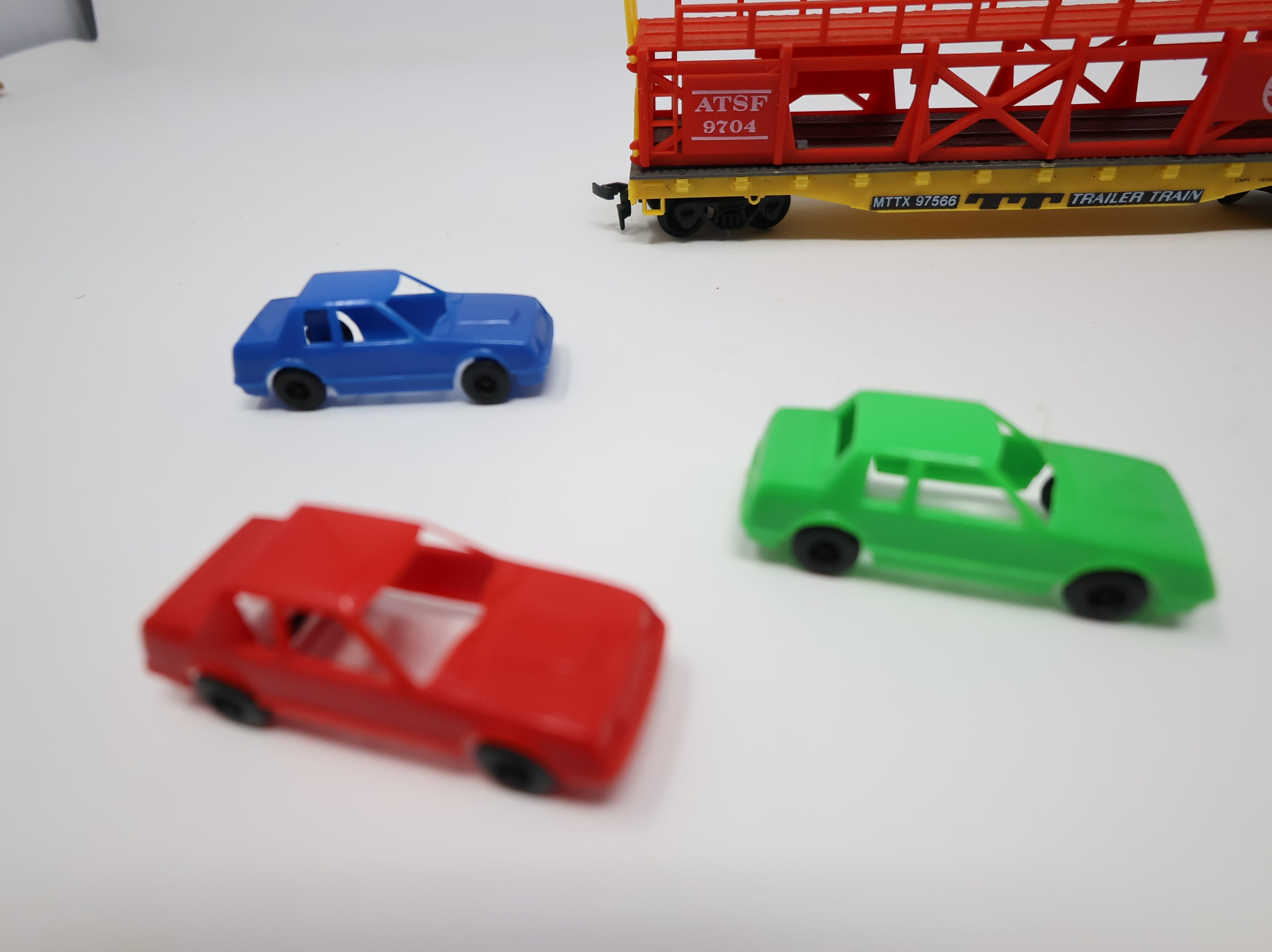 USED Life-Like HO Scale Auto Carrier w/ 3 Vehicles Trail Train ATSF #9704