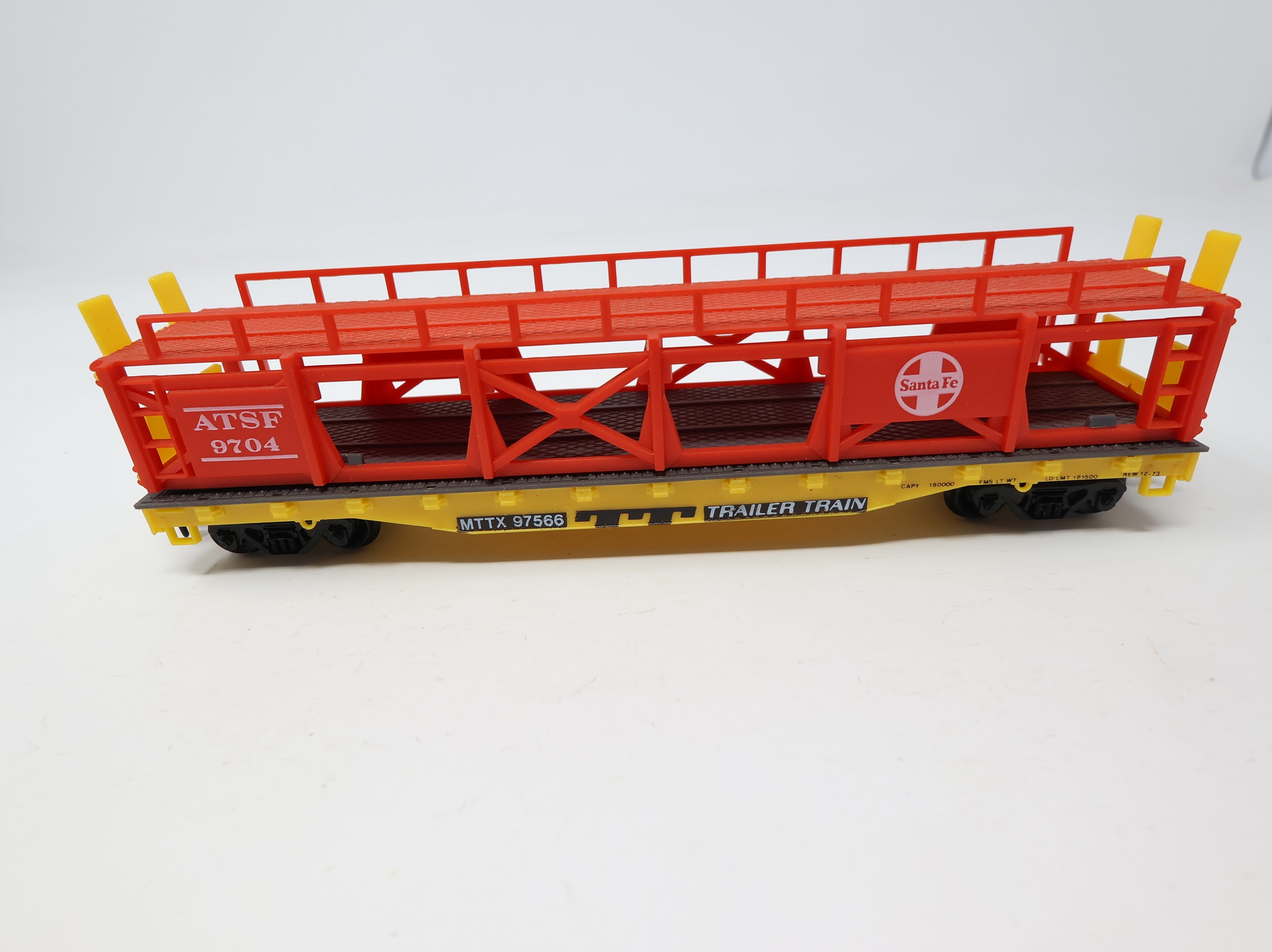 USED Life-Like HO Scale Auto Carrier w/ 3 Vehicles Trail Train ATSF #9704