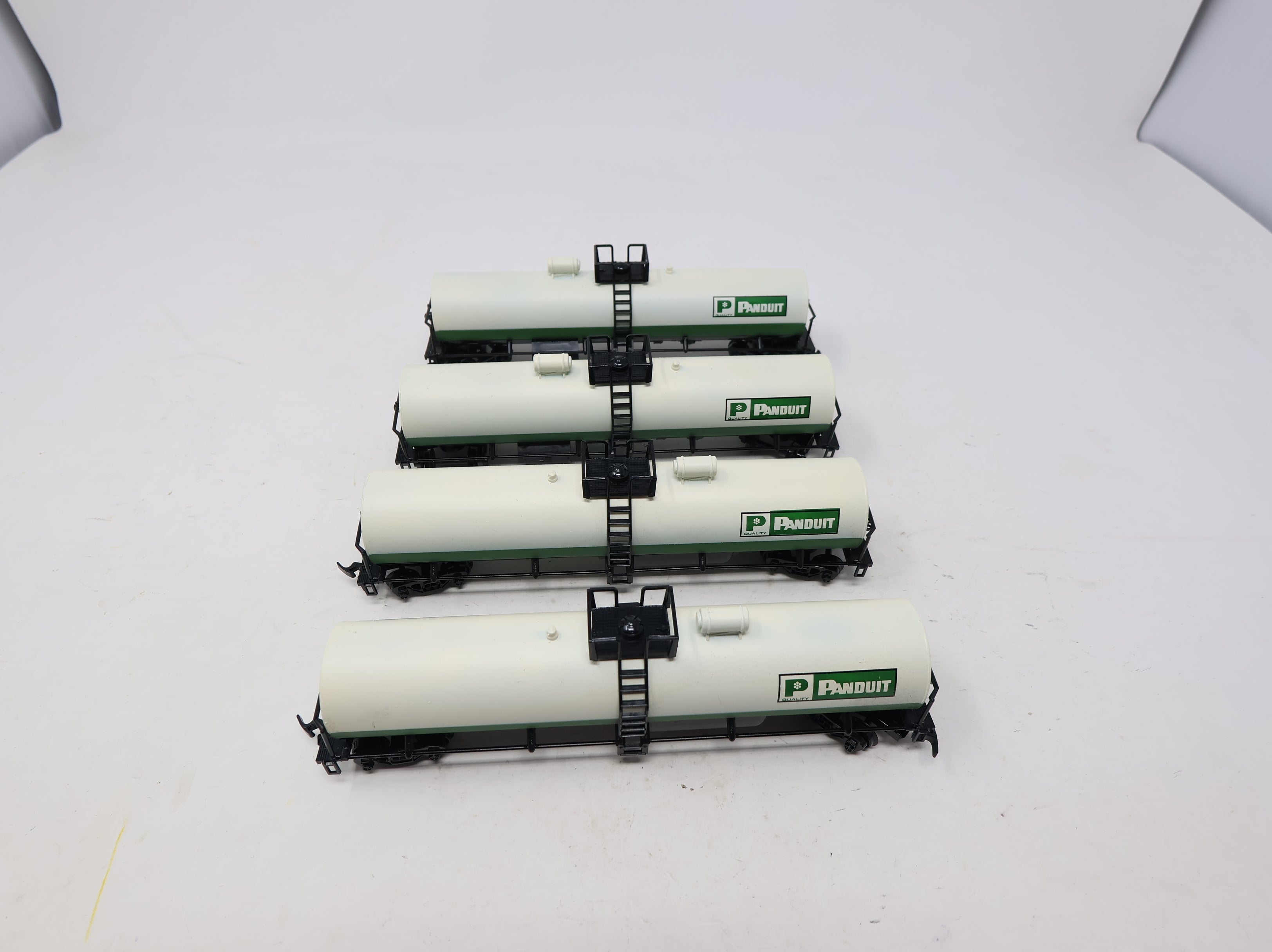 USED AHM HO Scale 46' Tank Car Panduit (4 pcs)